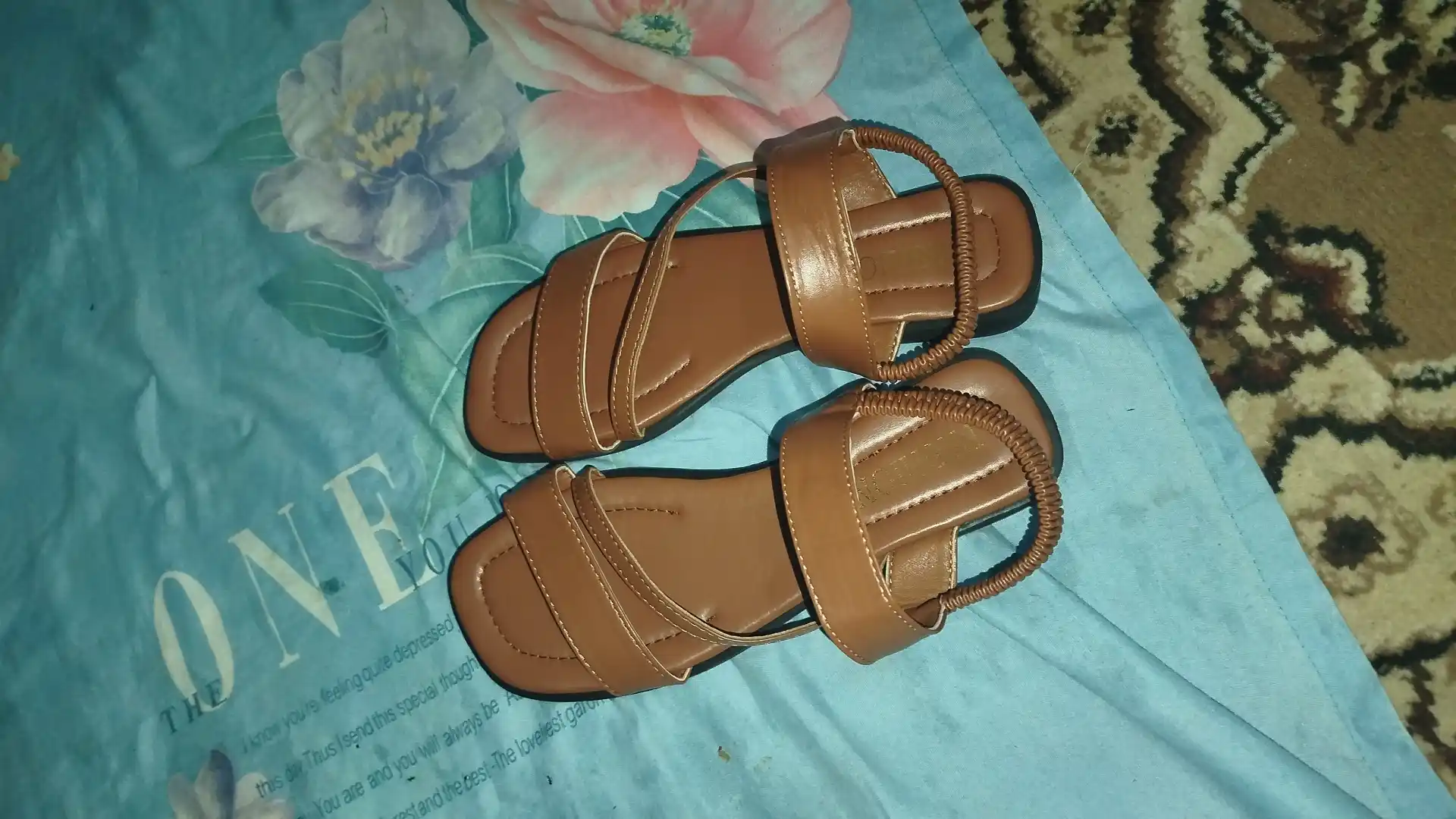 Ayollar sandallari, eko-charm sandallar, yumshoq tasodifiy