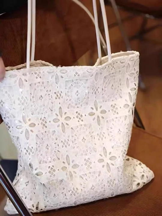 Katta sig‘imli tote sumka – oq, dantelli, yaltiroq, frantsuz uslubi