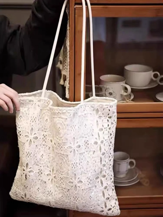 Katta sig‘imli tote sumka – oq, dantelli, yaltiroq, frantsuz uslubi