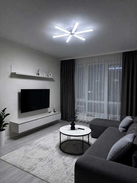 Pultli shiftga LED lyustra, 3 xil yorug‘lik rejimi va tungi chiroq, 20m² gacha yoritadi