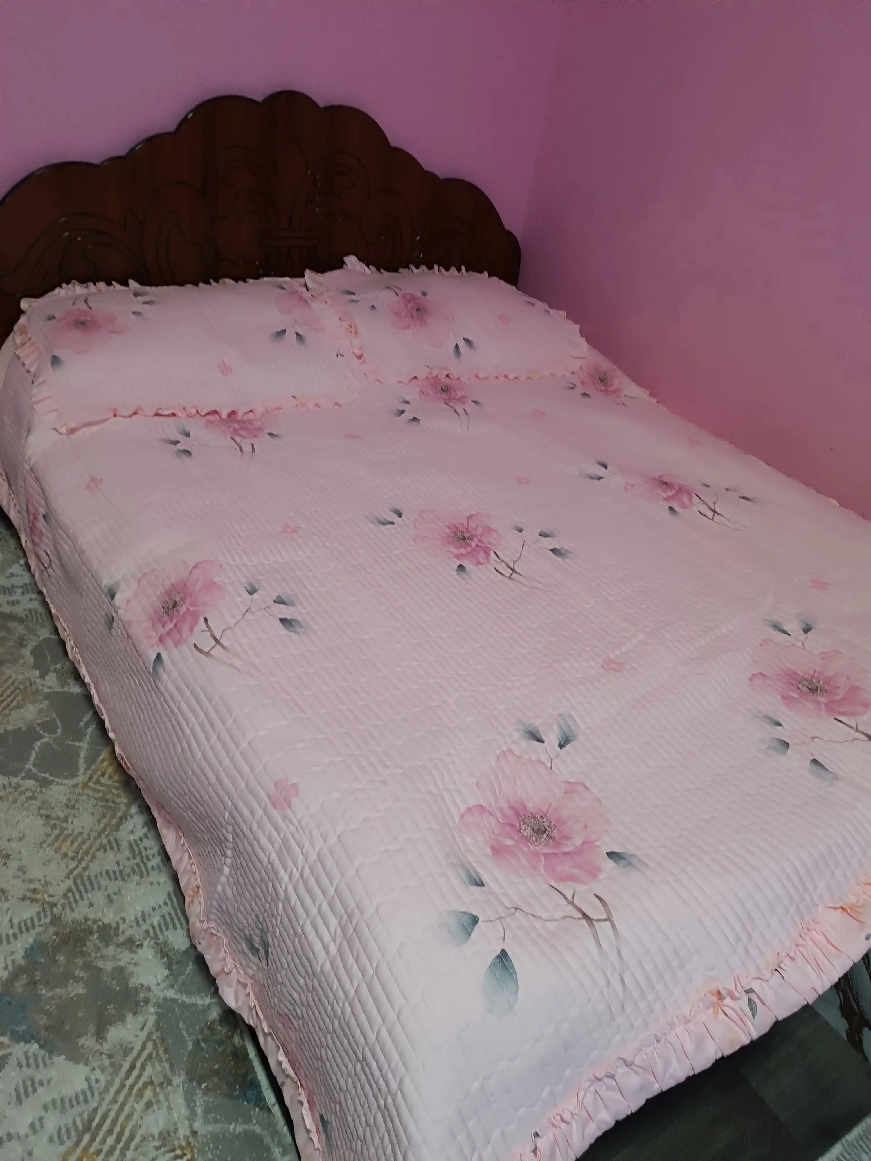 230 × 210 sm o‘lchamli, yostiq jildli, yengil va qulay yozgi adyol