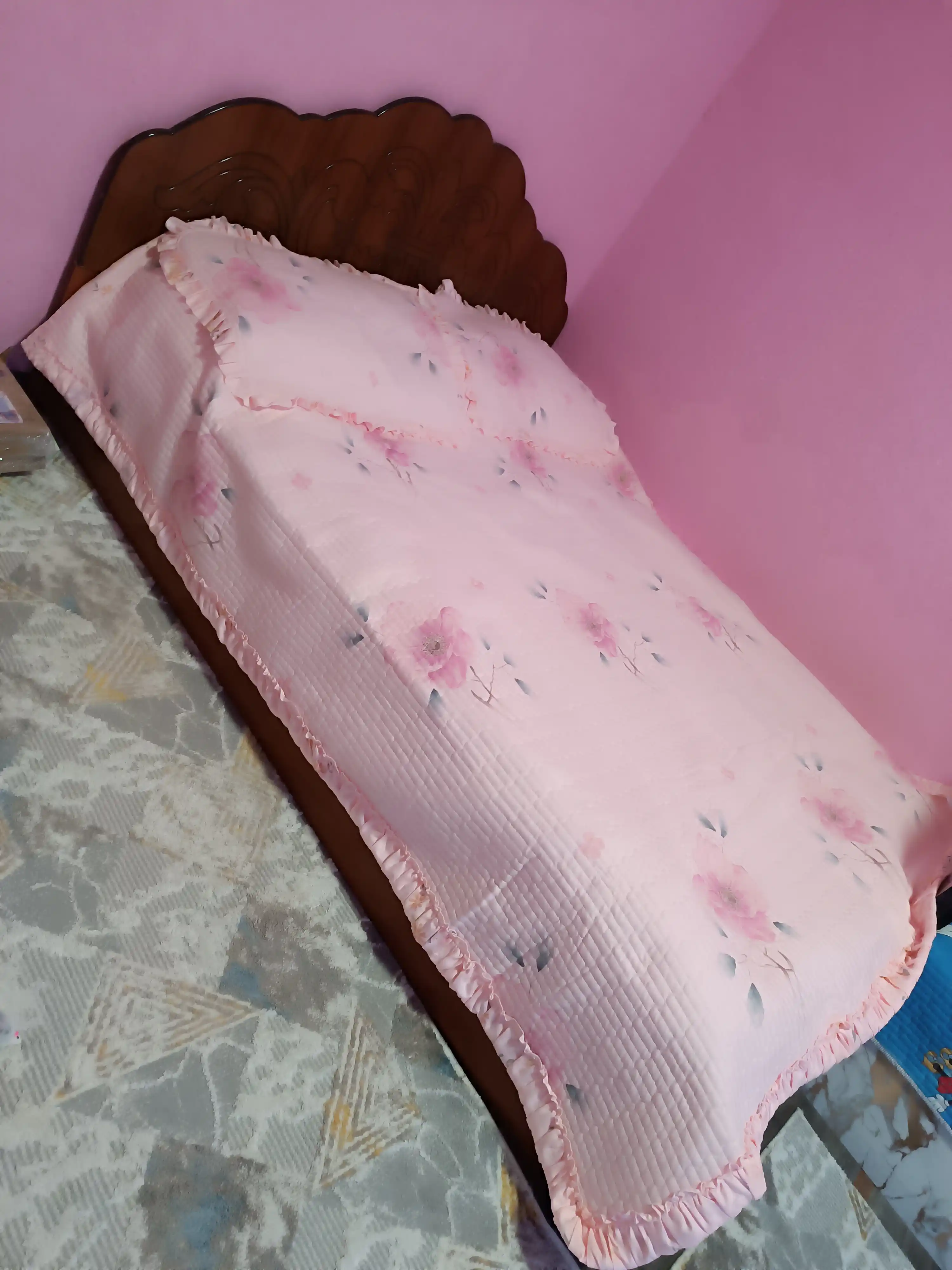 230 × 210 sm o‘lchamli, yostiq jildli, yengil va qulay yozgi adyol