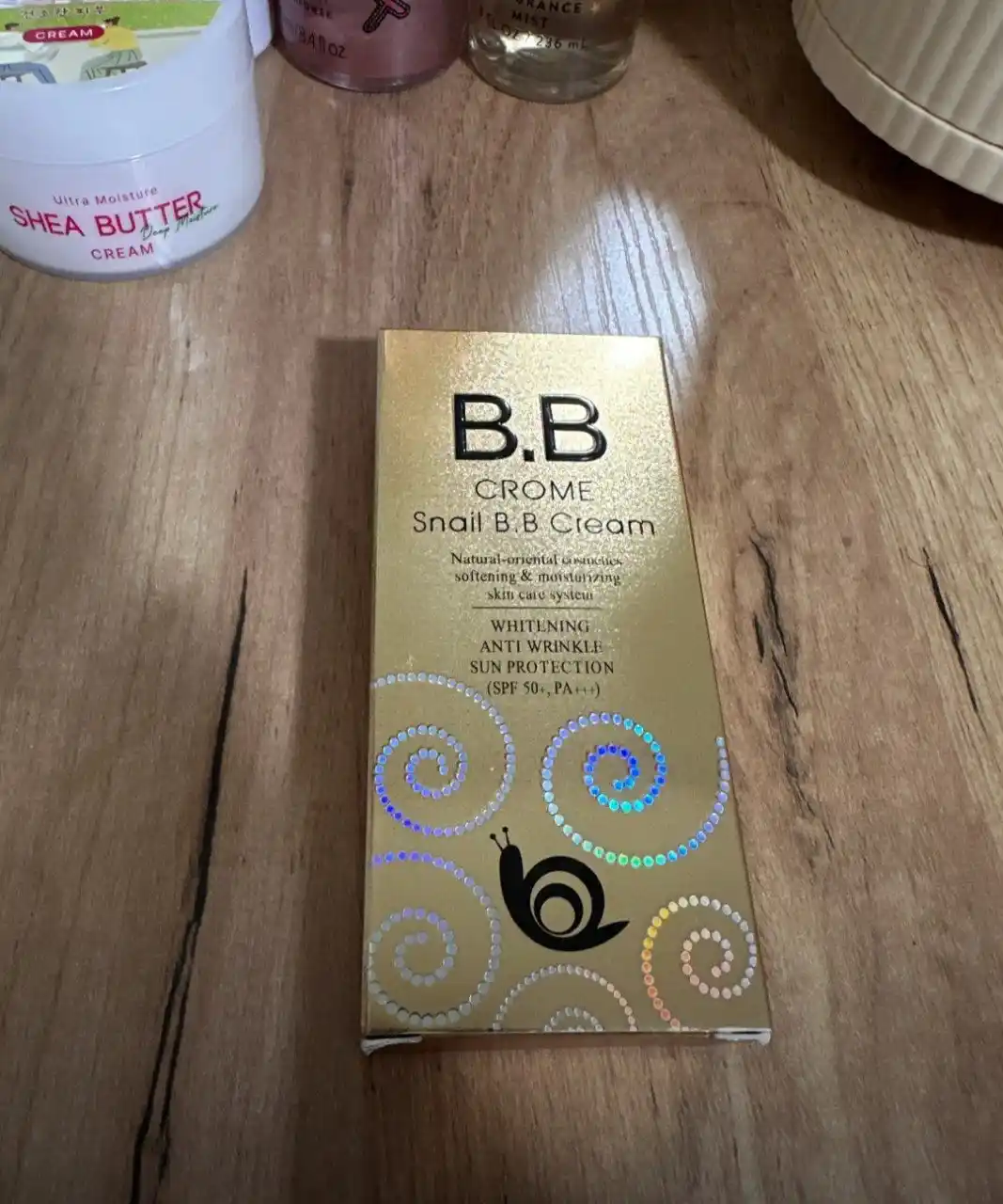 Ko‘p funksiyali oqartiruvchi BB-kremi CROME SNAIL BB Cream SPF50+