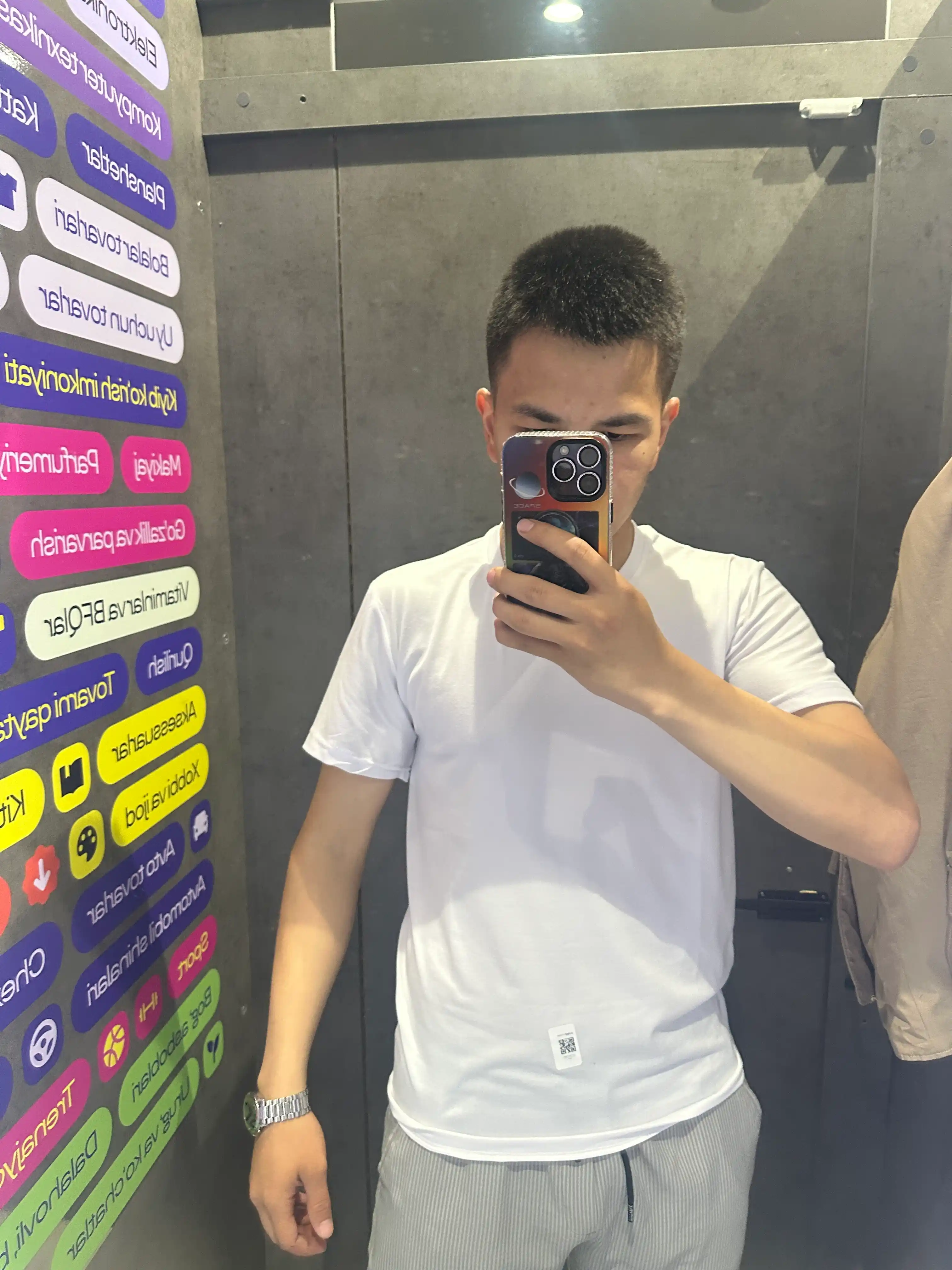Asosiy, universal, kundalik kiyish uchun qulay, unisex futbolka