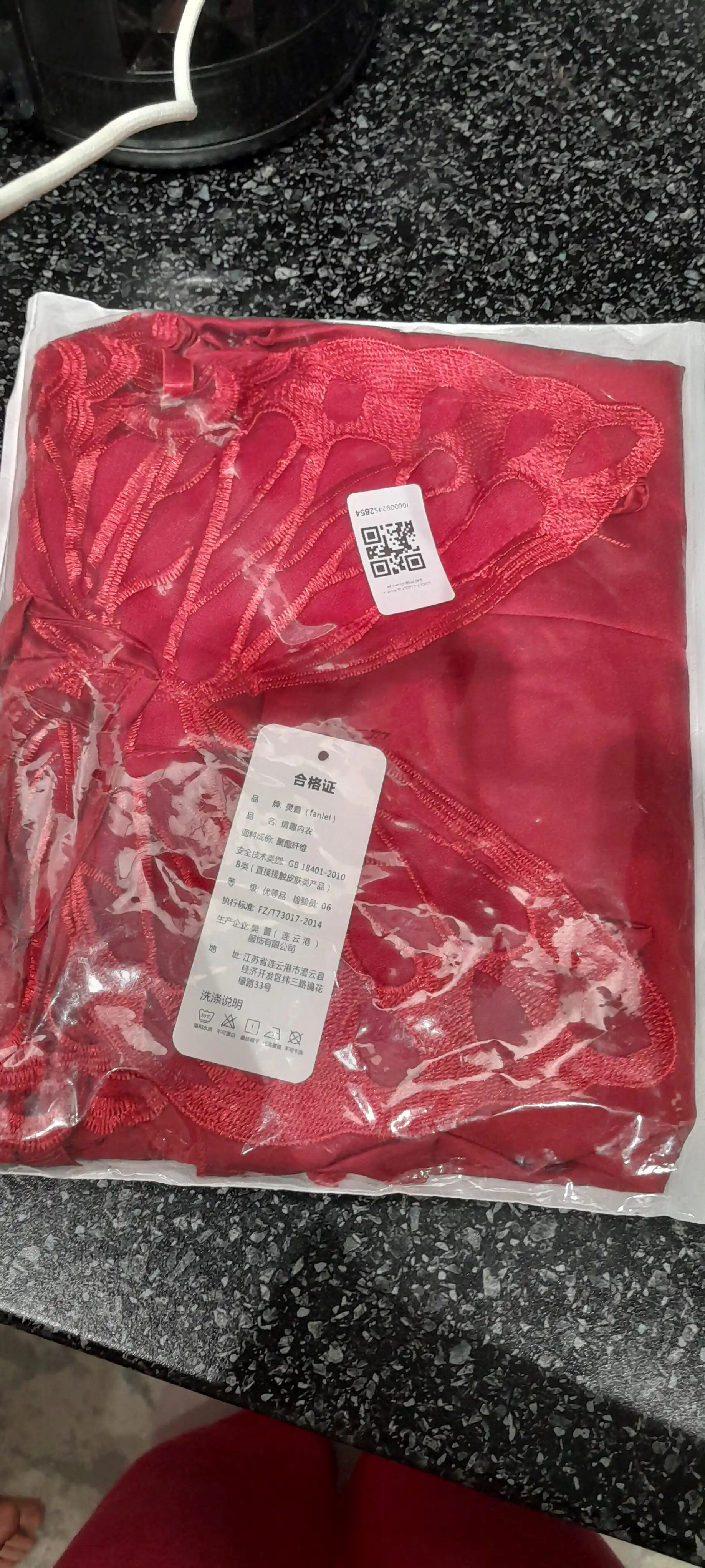 Ayollar uchun to‘rli tungi ko‘ylak, penyuar va uy kiyimi, uyqu uchun pijama
