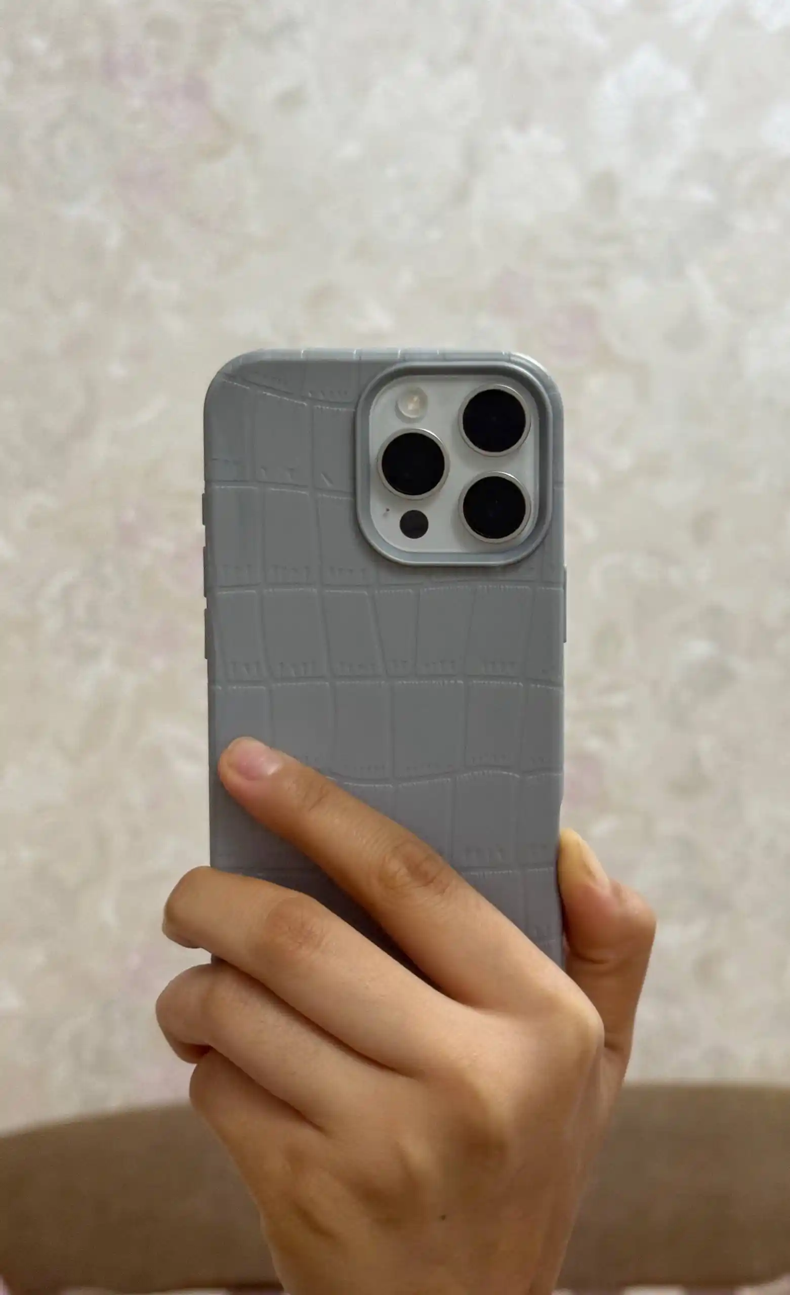 Chexol iPhone uchun — yumshoq, sirpanmaydigan, kamera himoyali