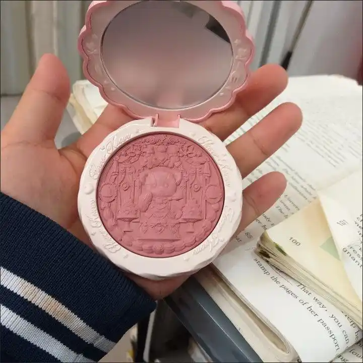 Flower Knows Sweet Bear шёлковые румяна — нежный оттенок