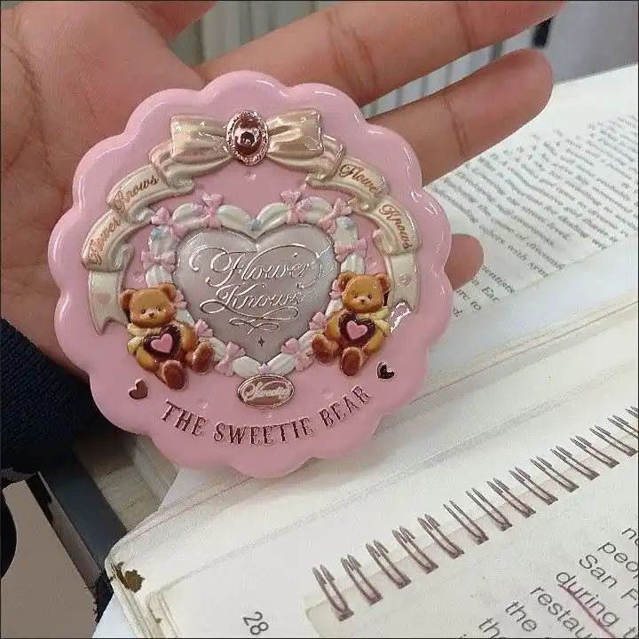 Flower Knows Sweet Bear шёлковые румяна — нежный оттенок