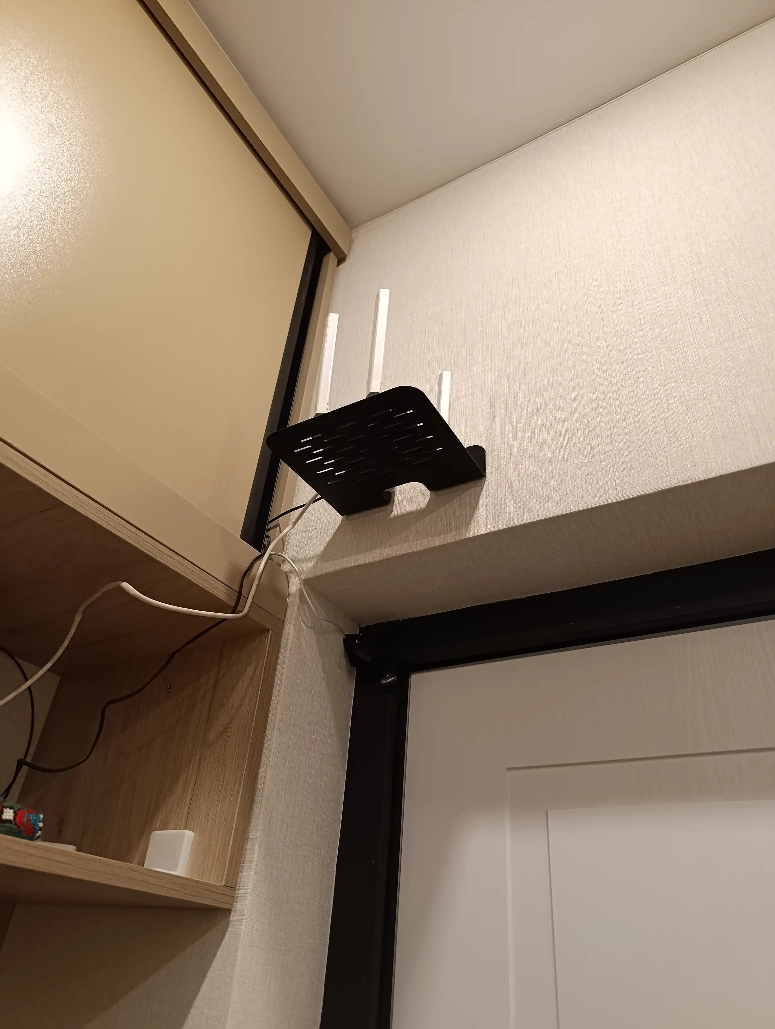 Металлическая полка для Wi-Fi роутера, книг и других небольших устройств