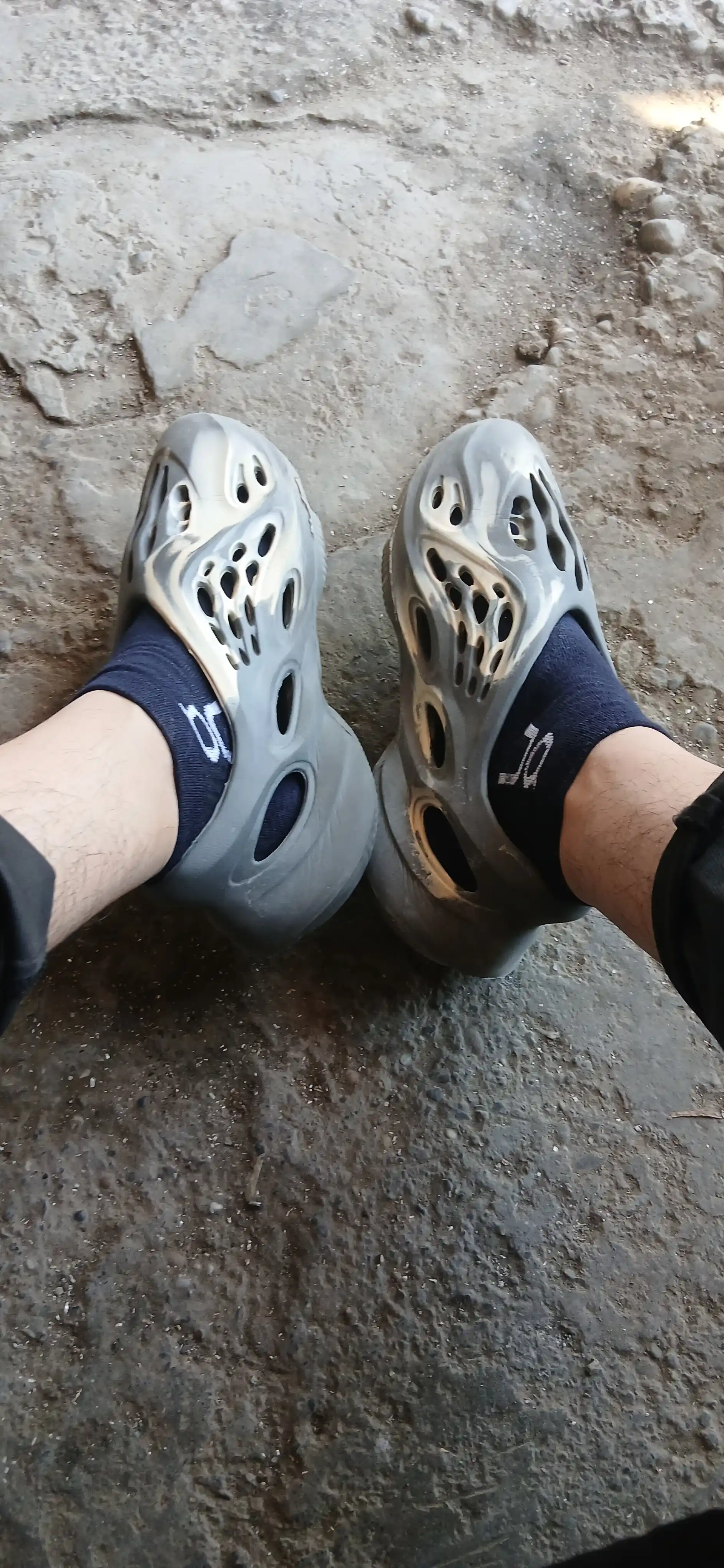 O'g'il bolalar va qizlar uchun yengil Yeezy kedalari