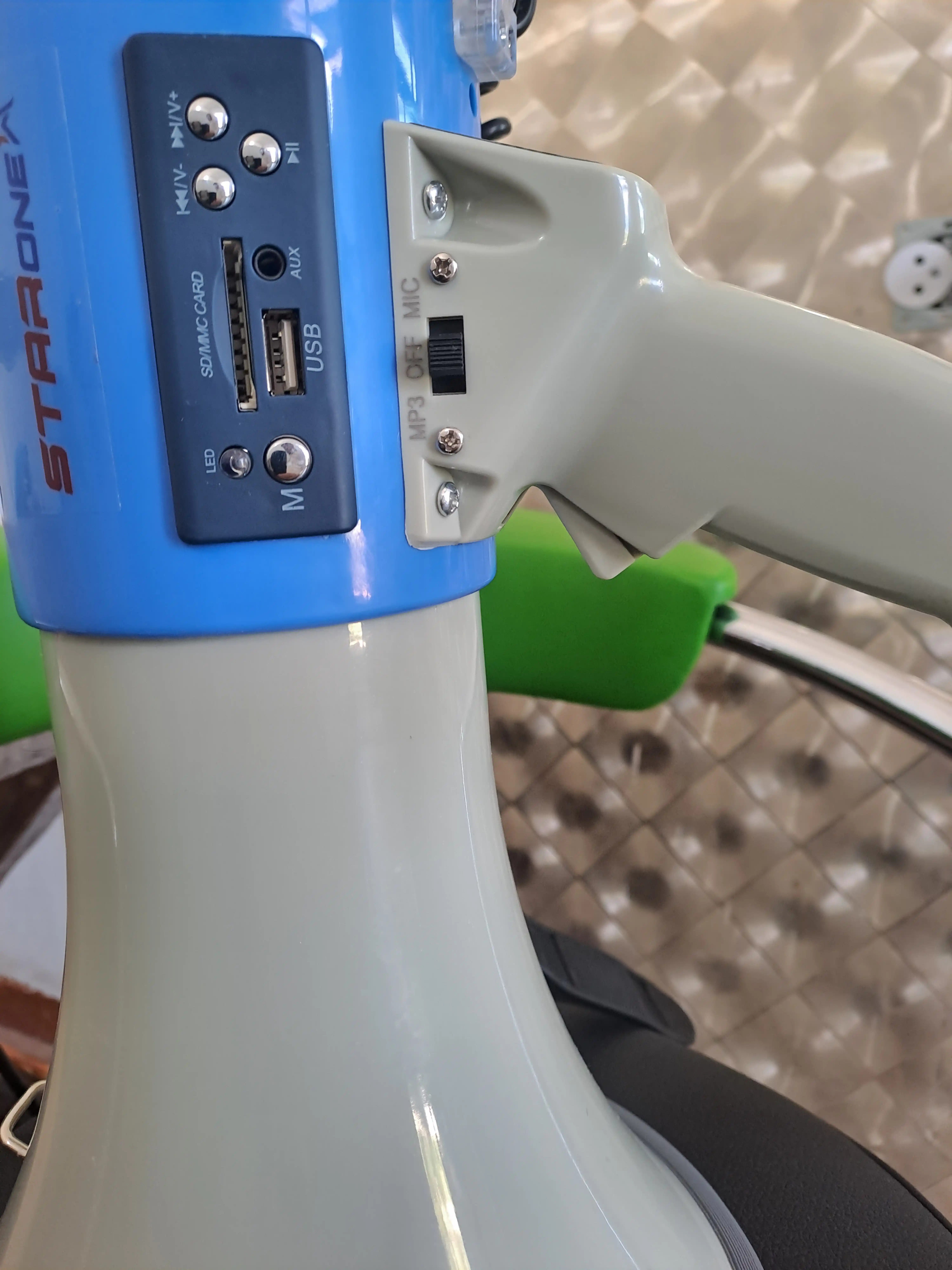 Olinadigan mikrofonli portativ karnay, Megafon, 50 Vt