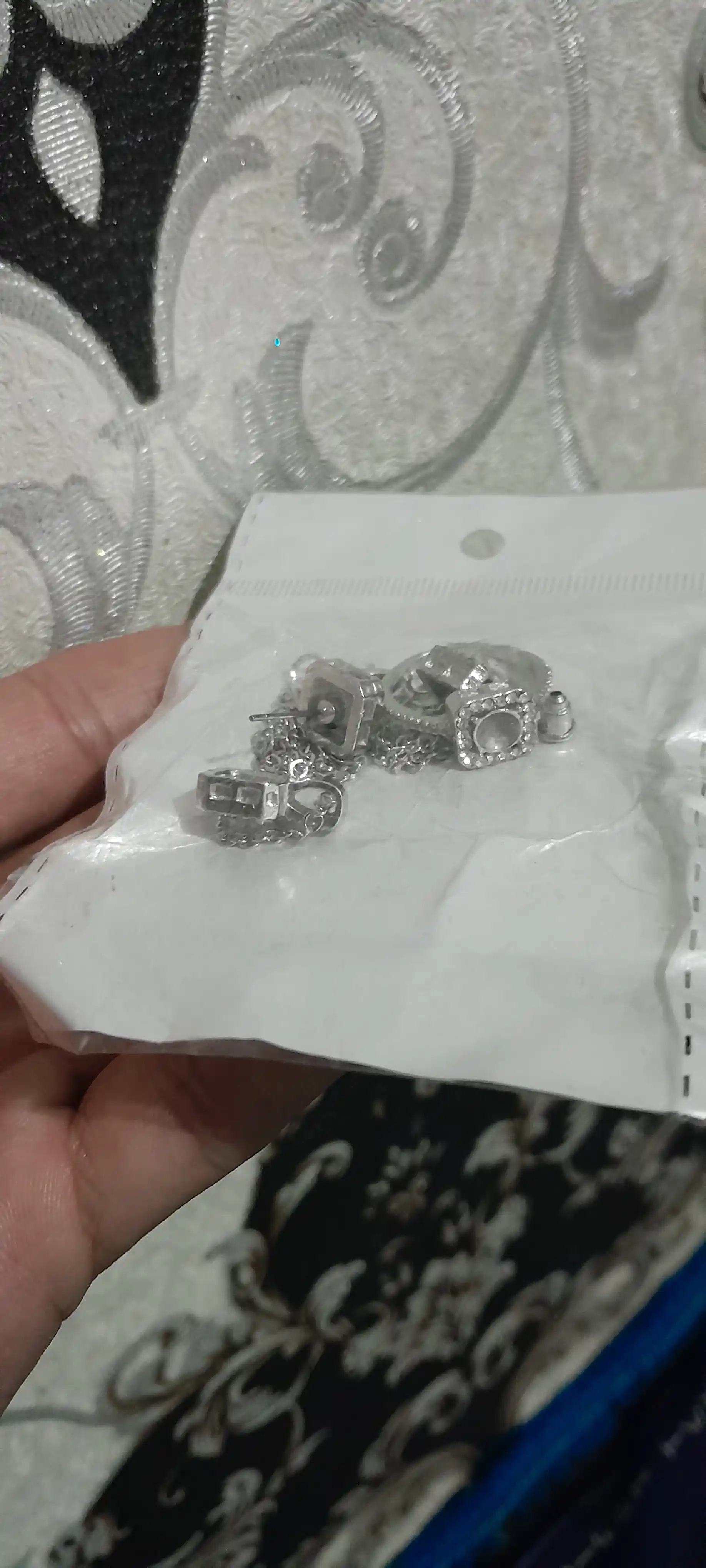 Ayollar taqinchoqlar, zanjir, uzuk va ziraklar, yaltiroq toshli kumushrang komplekt