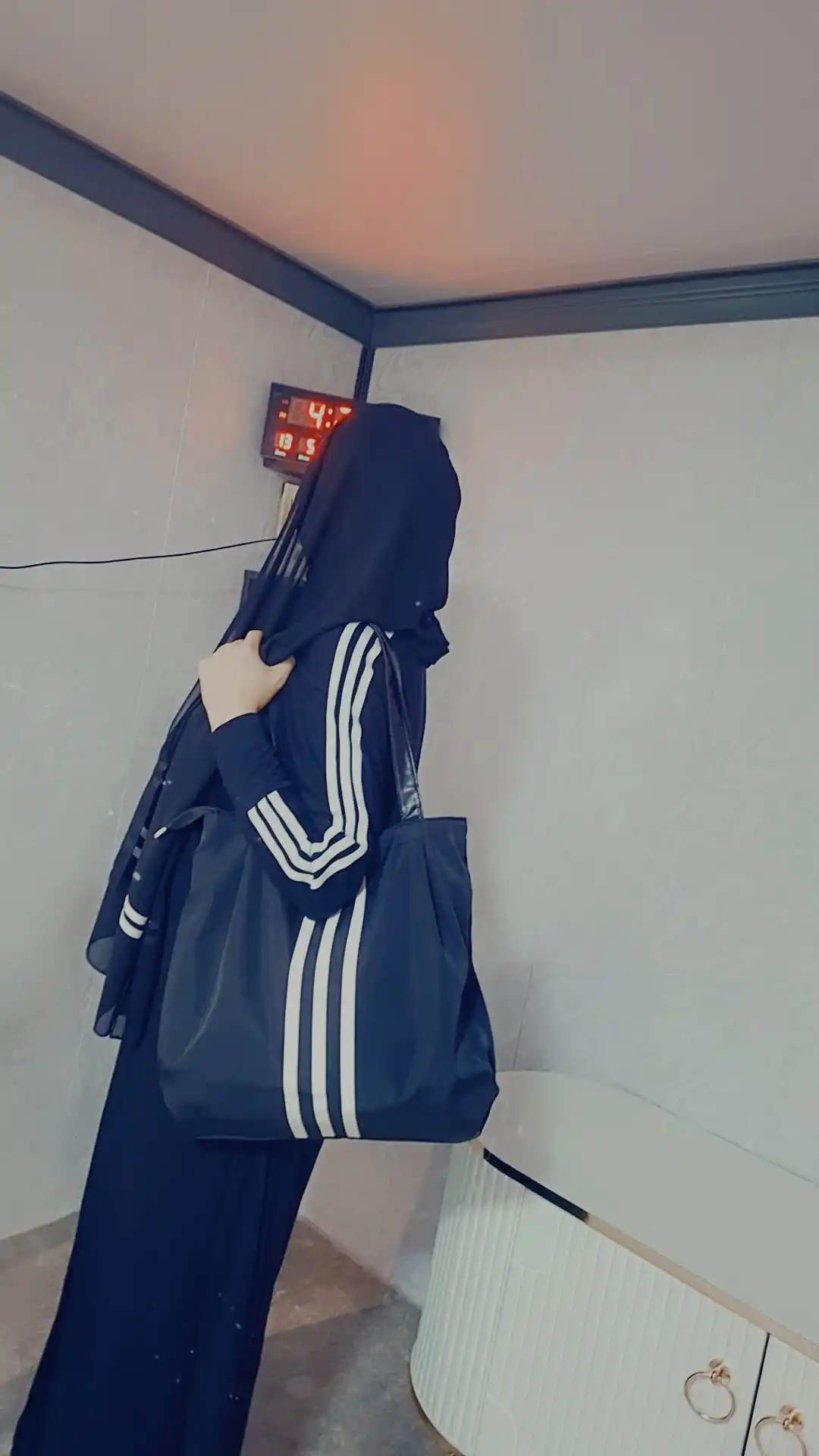 Katta ayollar uchun qora shopper sumka, yelkaga osib taqiladigan, ish va o‘qish uchun, A4