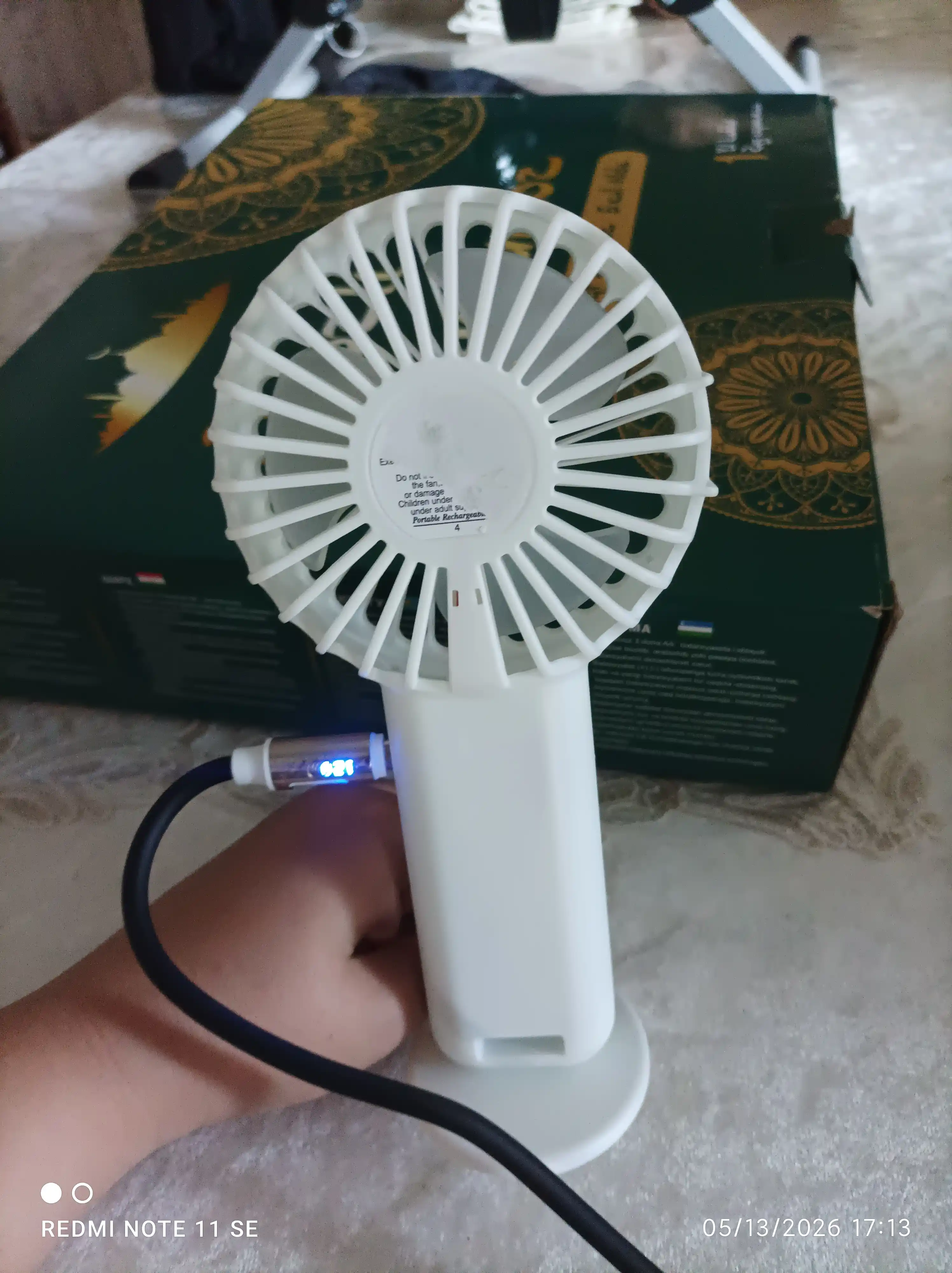 Universal mini ventilyator — qo‘l va stol uchun qulay USB portativ model