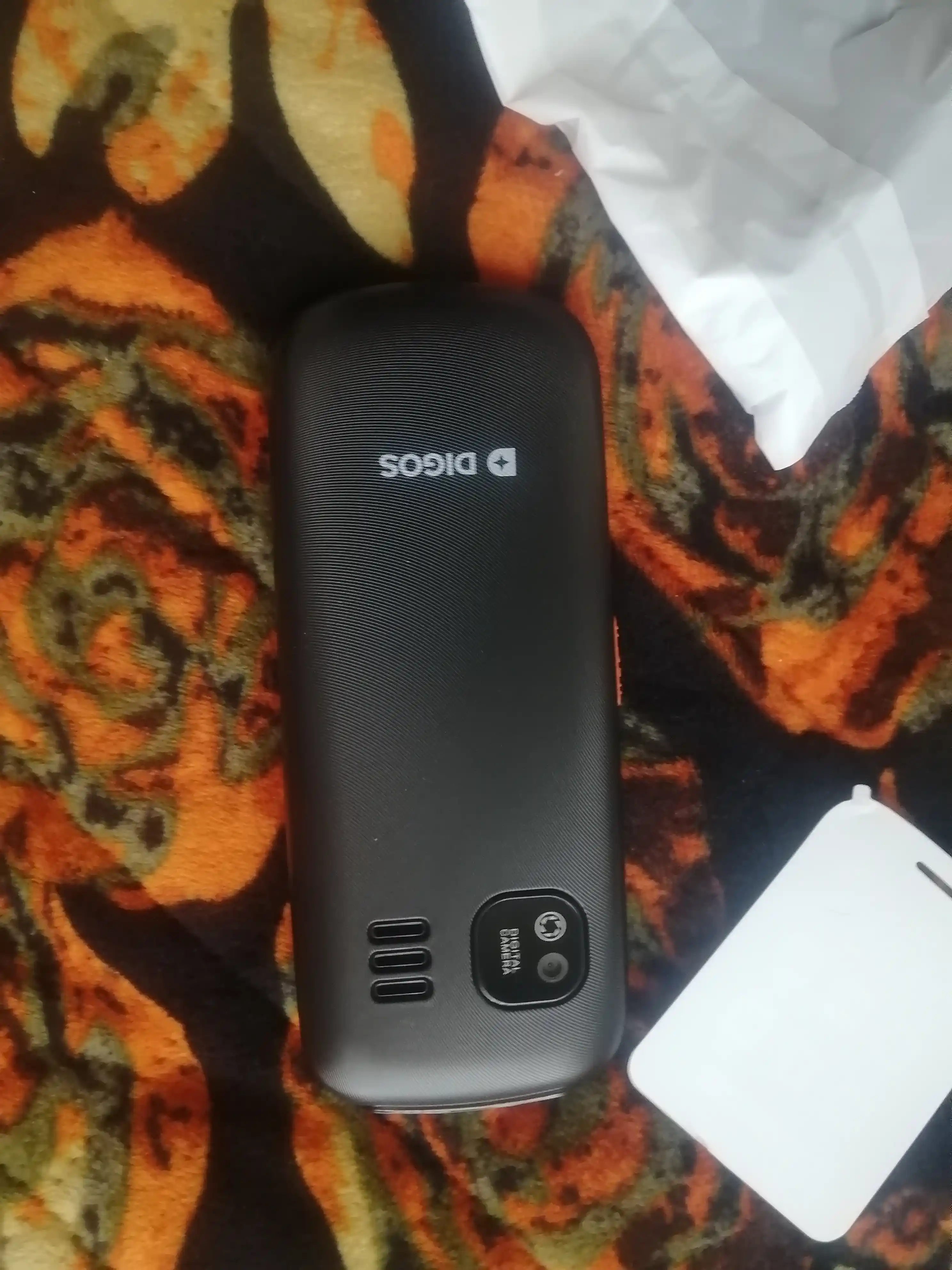 Mobil telefon Digos 105, 2 sim karta Imei dan otgan. zarydakasi bor. Batarey 1000mAs