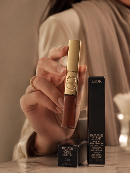 Nigohlarni tortuvchi lab yaltirog`i Dior Gloss Duo 719 Acrobat – yorqinlik effekt