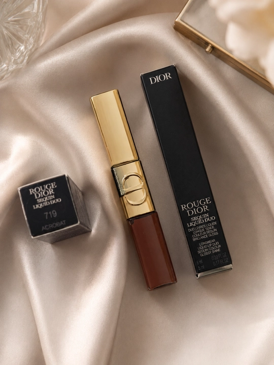 Nigohlarni tortuvchi lab yaltirog`i Dior Gloss Duo 719 Acrobat – yorqinlik effekt