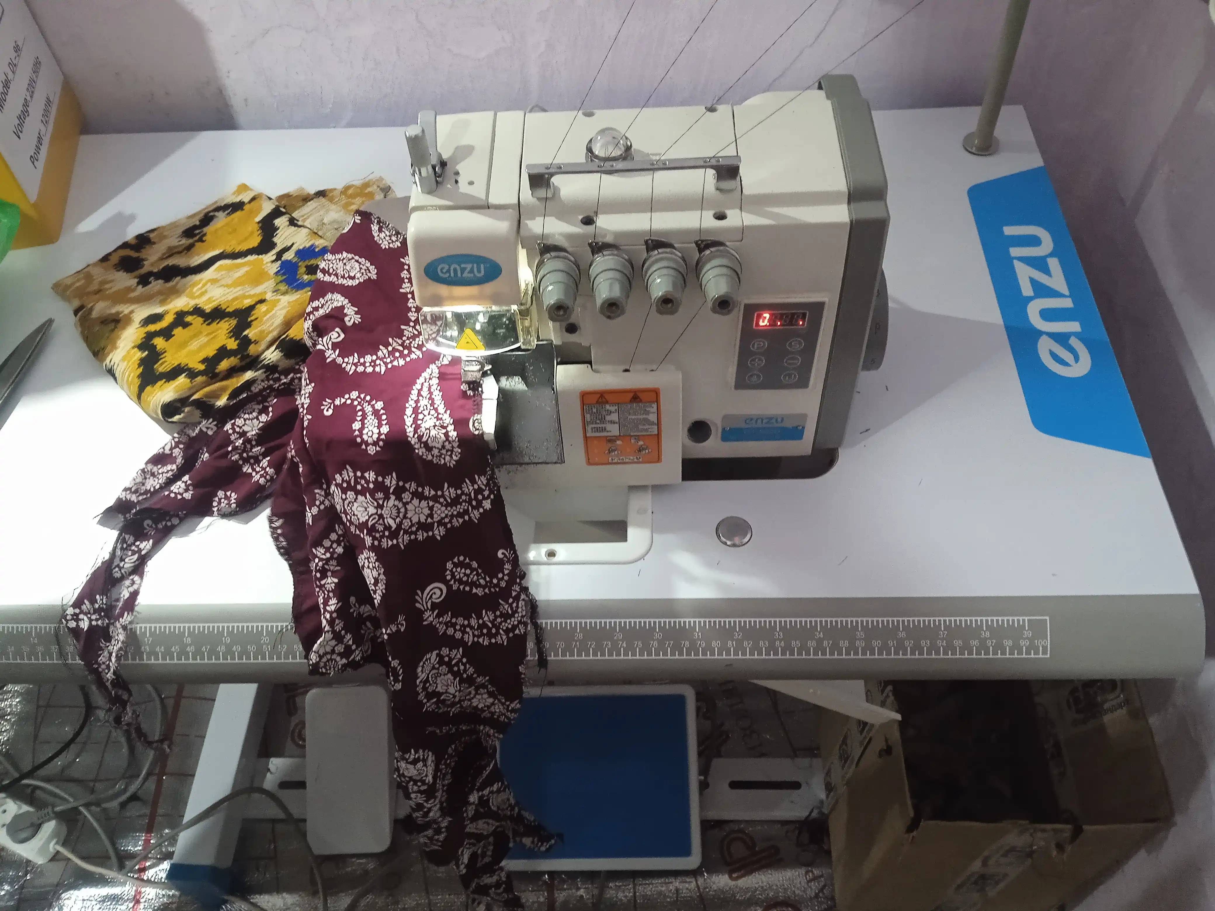 Tikuv mashinasi ENZU D-952, overlock, avtomatik moylash, ko‘p qatlamli matolar uchun