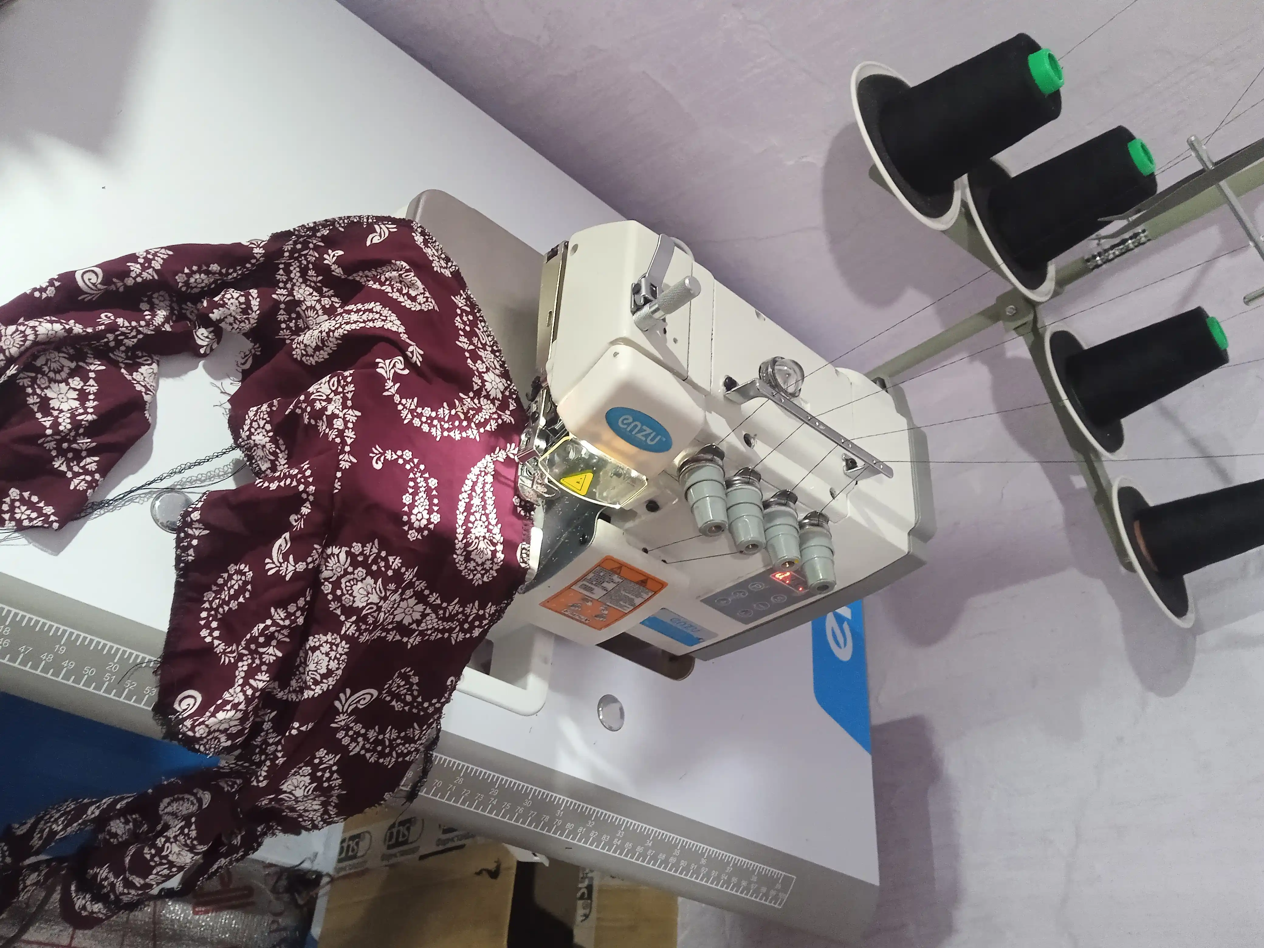 Tikuv mashinasi ENZU D-952, overlock, avtomatik moylash, ko‘p qatlamli matolar uchun