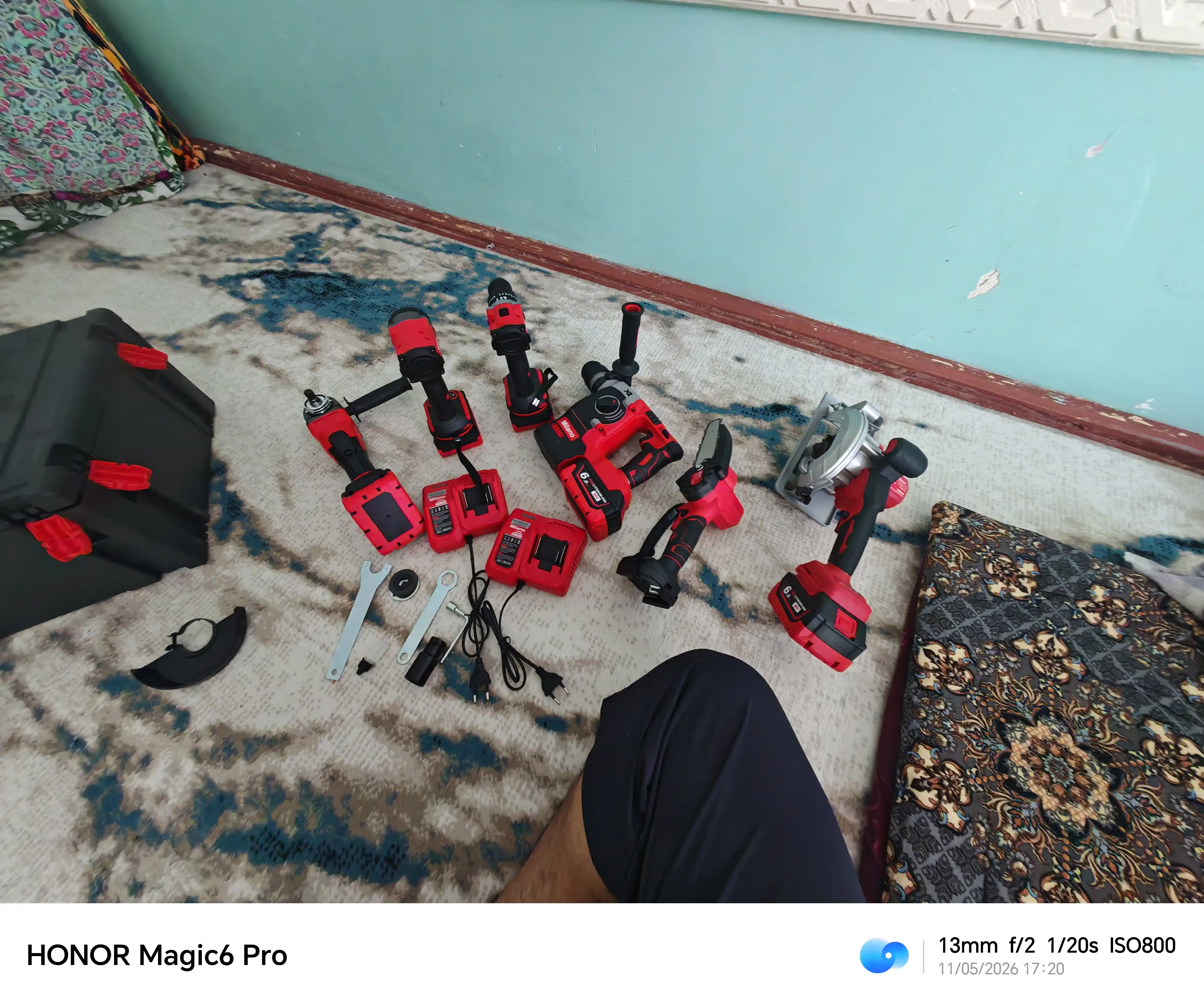 Makita akkumulyatorli nabor 6 tasi 1 da: shurupovyort, perforator, bolgarka, arralar