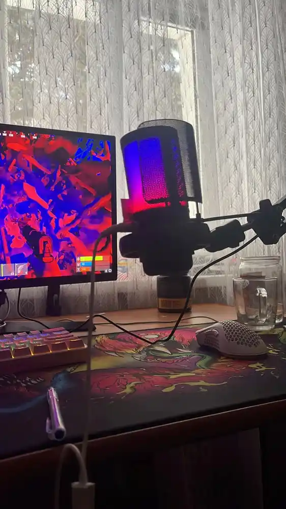 Микрофон конденсаторный игровой с подсветкой RGB с кронштейном, с поп-фильтром для стримов