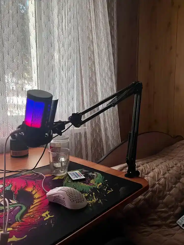 Микрофон конденсаторный игровой с подсветкой RGB с кронштейном, с поп-фильтром для стримов