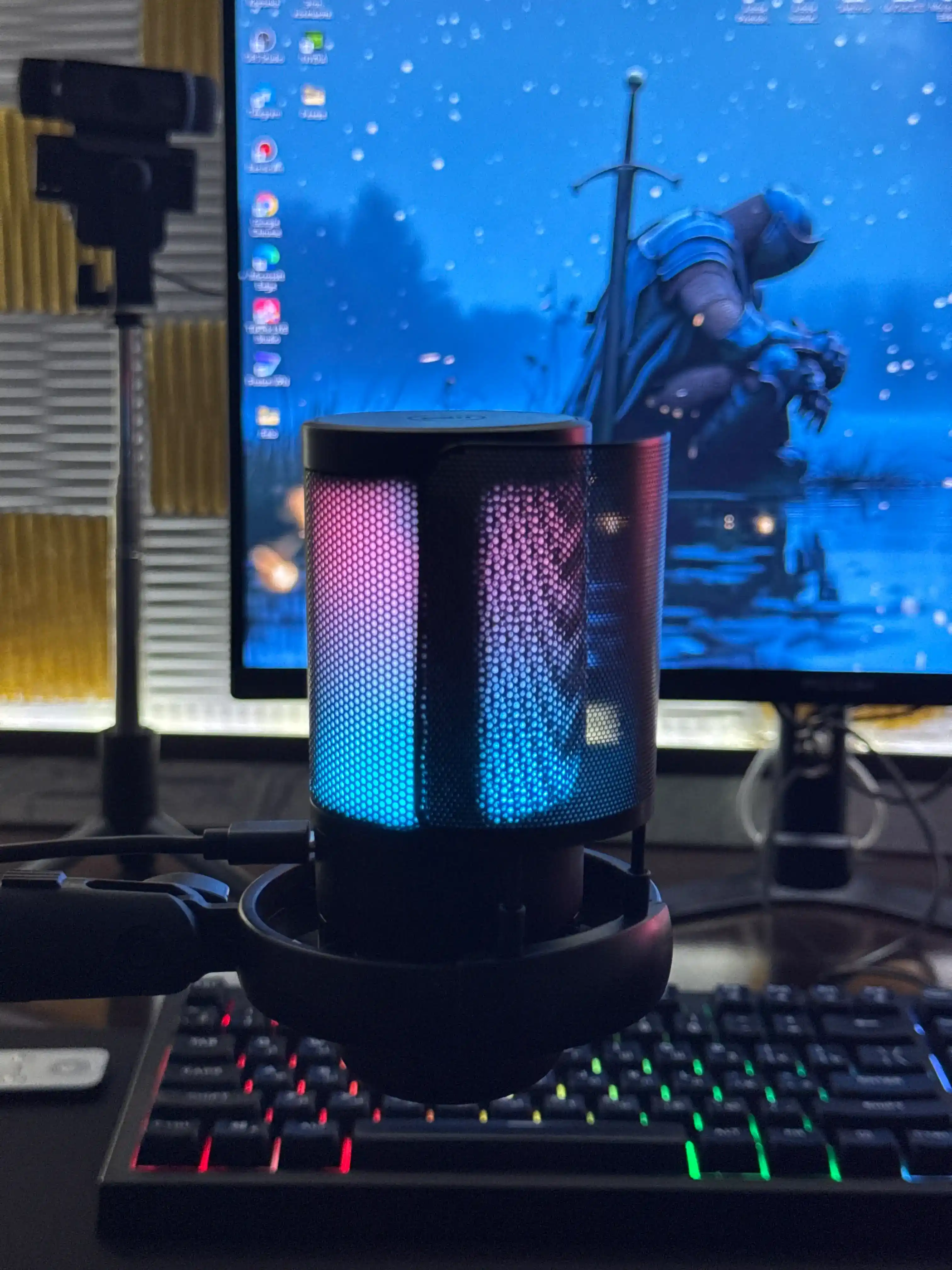 Микрофон конденсаторный игровой с подсветкой RGB с кронштейном, с поп-фильтром для стримов