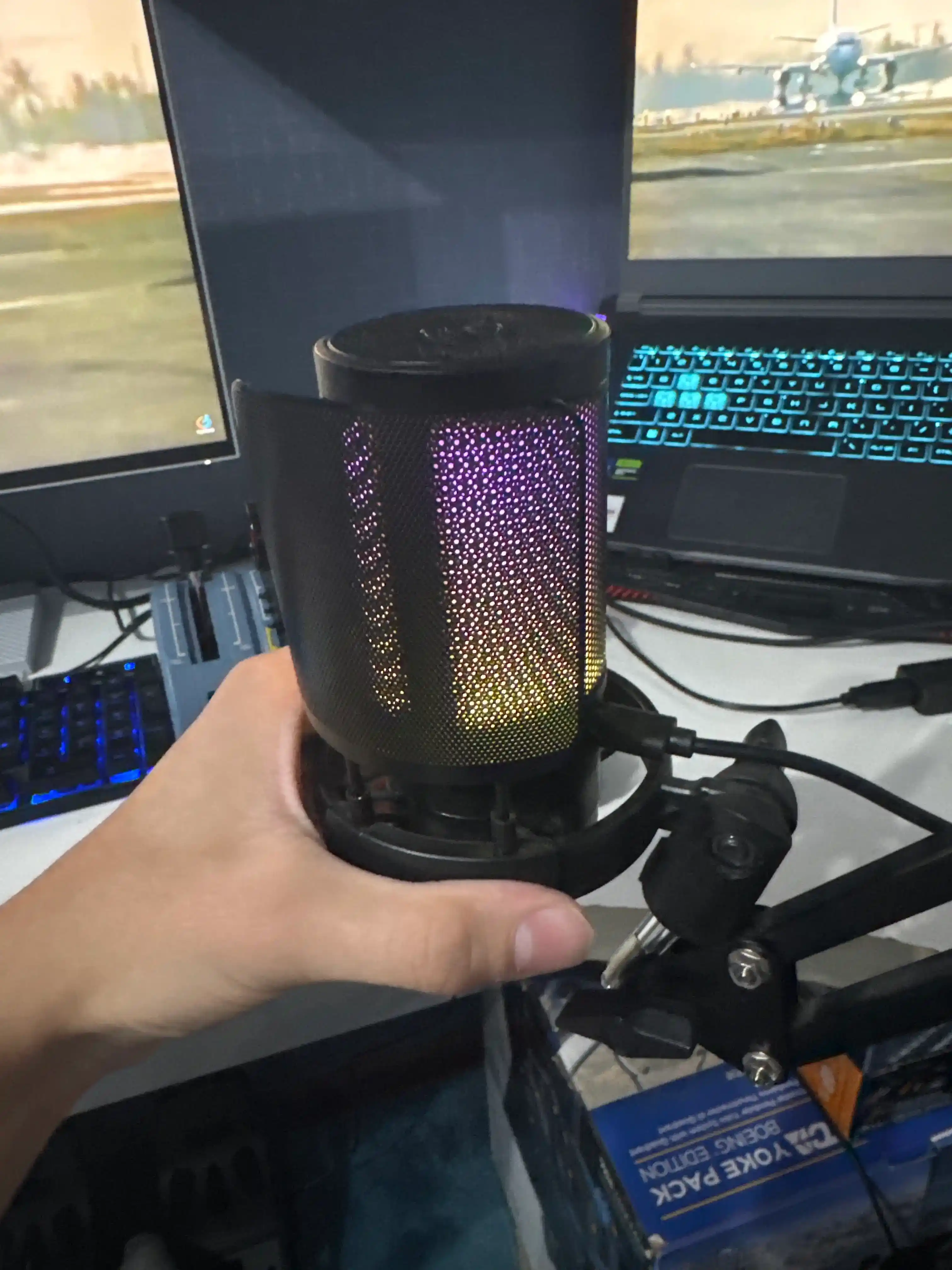 Микрофон конденсаторный игровой с подсветкой RGB с кронштейном, с поп-фильтром для стримов