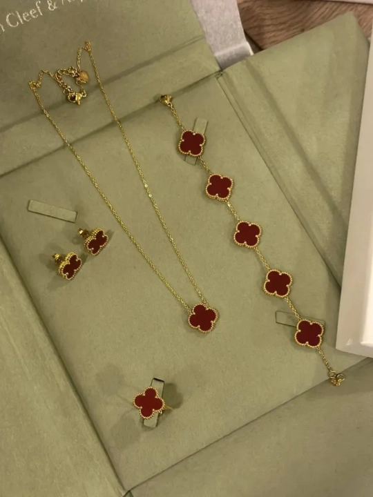 Qizlar va ayollar uchun Van Cleef zargarlik buyumlari - zamonaviy, chiroyli, gul naqshli - 