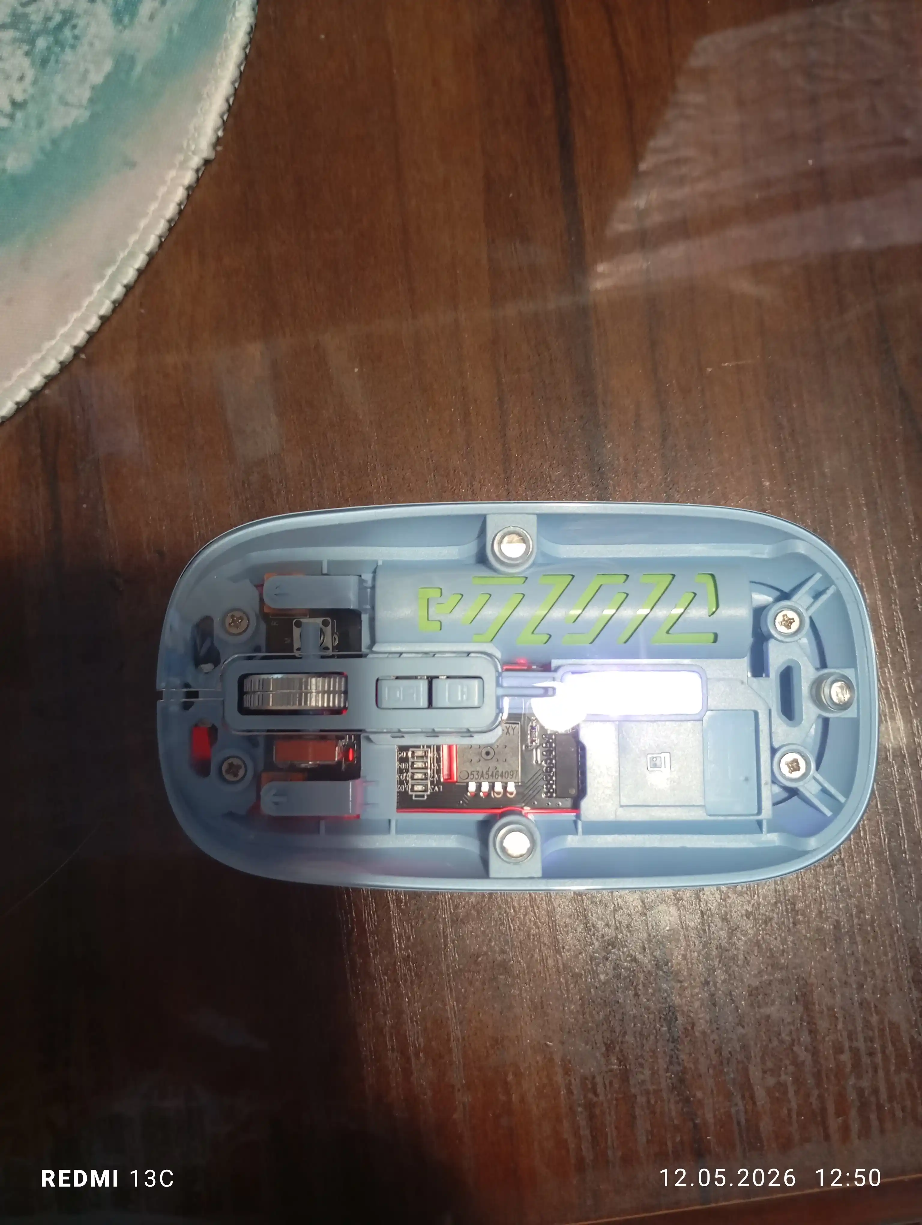 Simsiz sichqoncha 1600 DPI, shaffof korpus va 400 mAh batareya bilan
