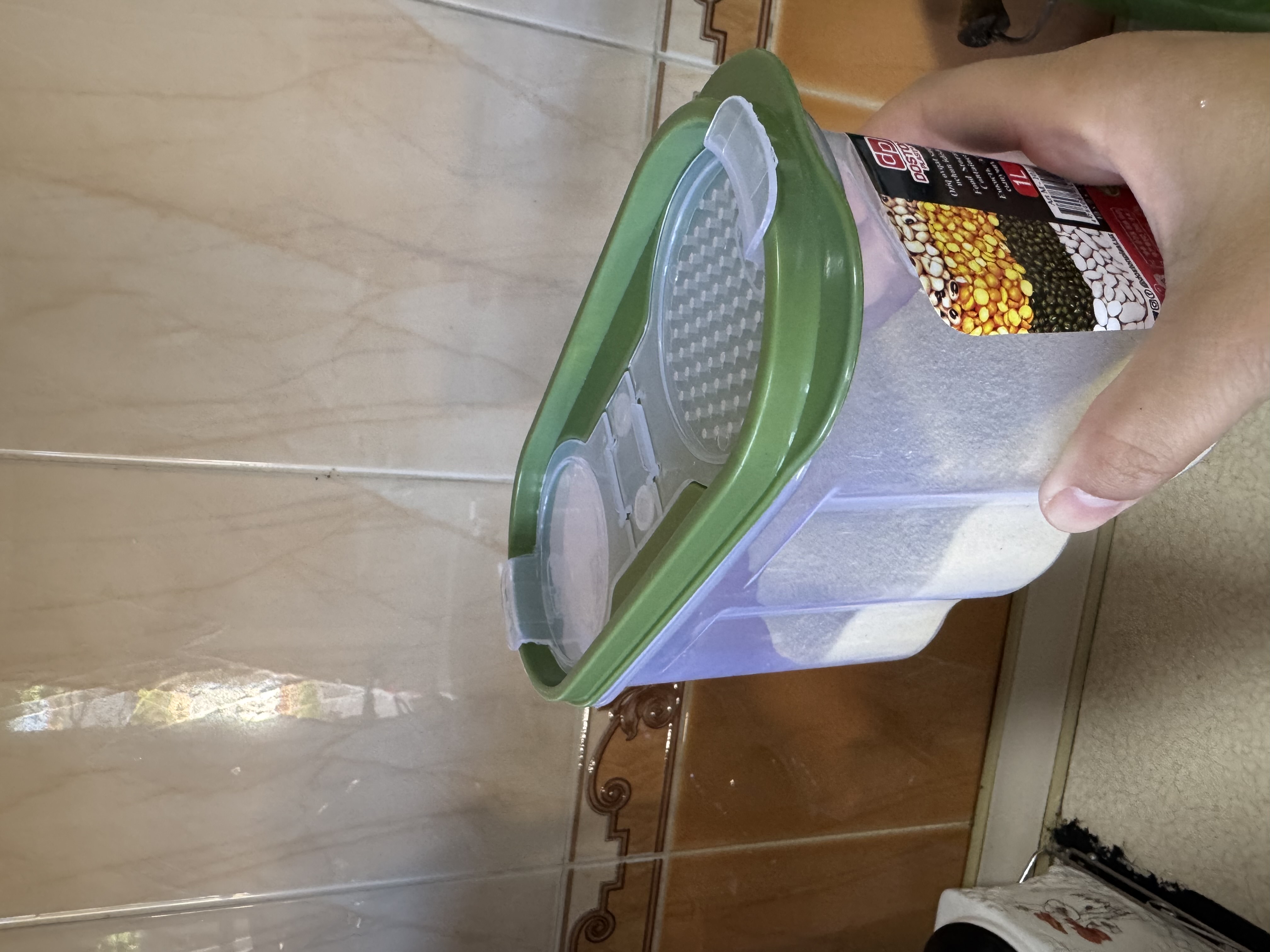 Sochiluvchan mahsulotlarni (krup) saqlash uchun plastik, qopqoqli konteyner
