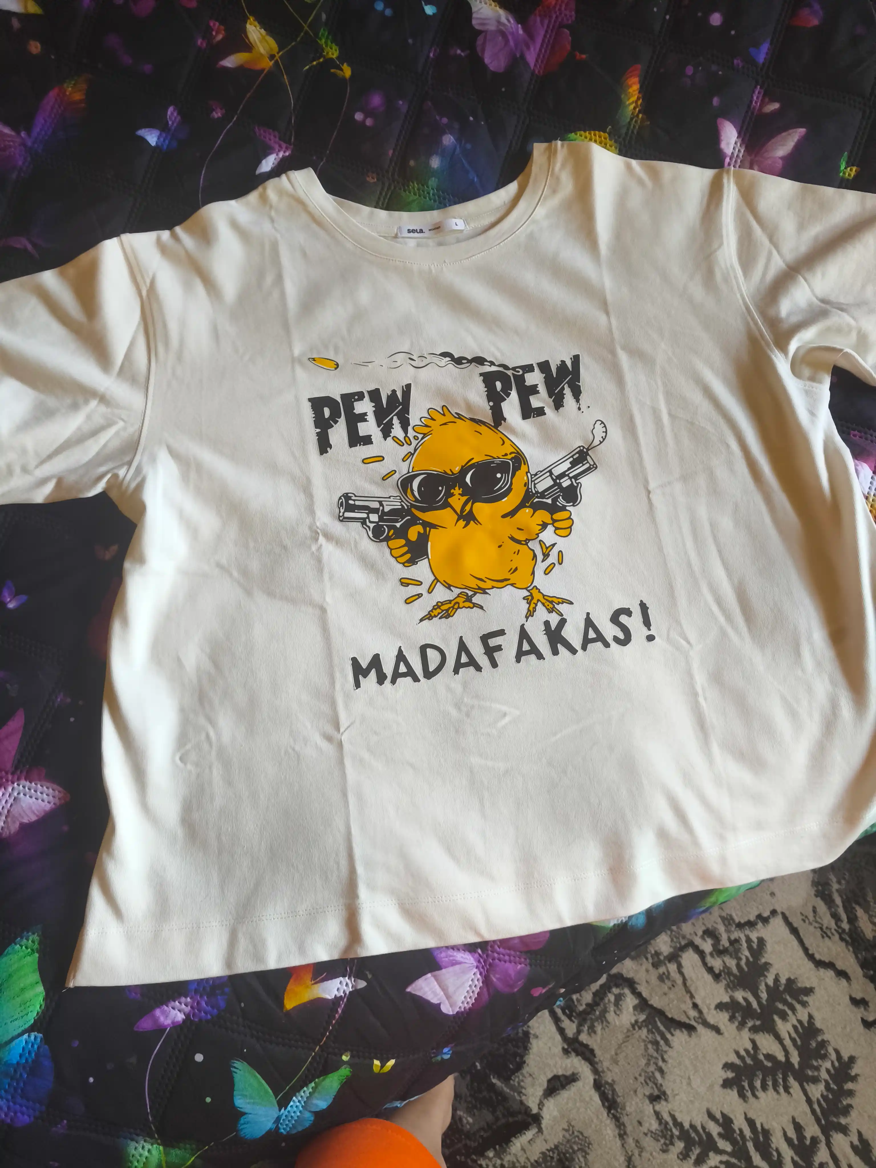 Ayollar futbolkasi oq rangli, yorqin printli, 100% paxta, yon kesimli