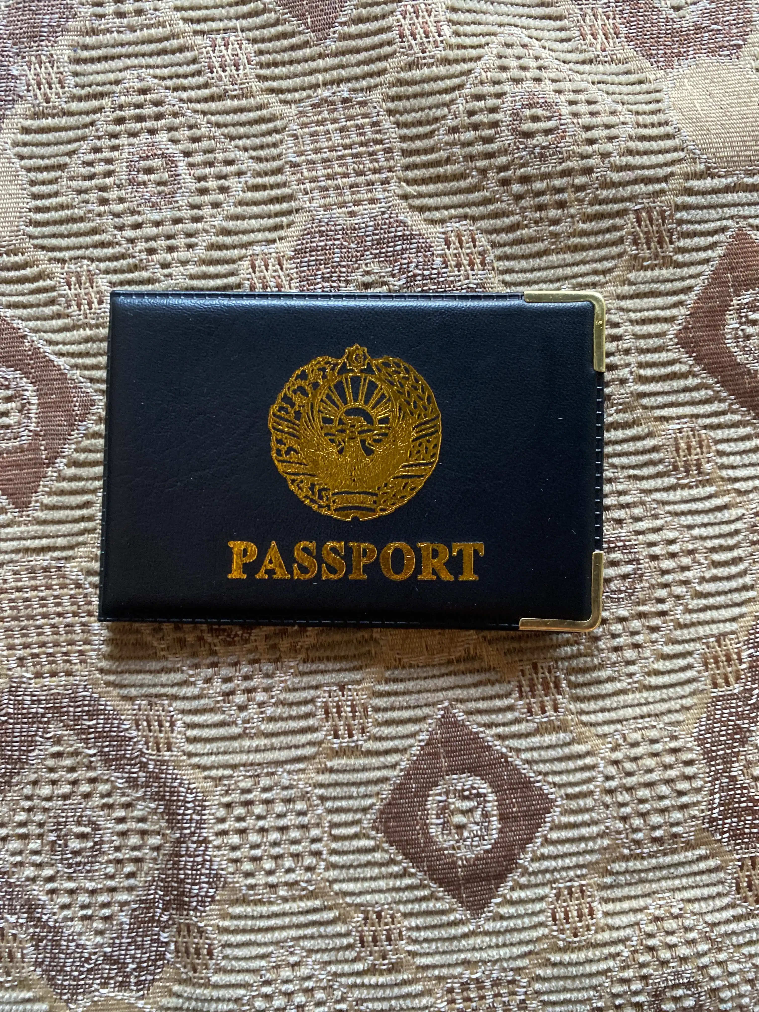 Plastik kartochkalar uchun 6 ta bo'limli pasport g'ilofi