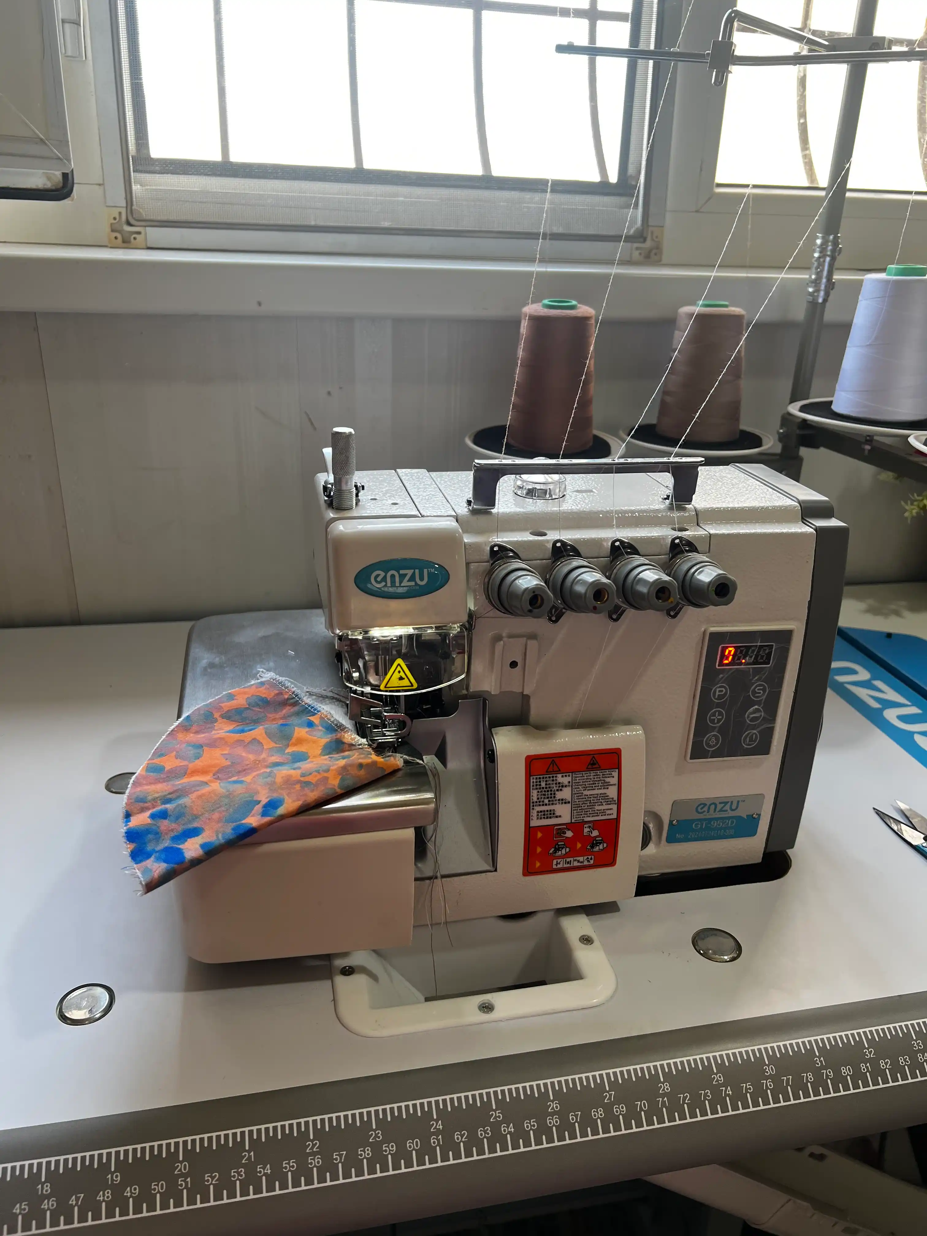 Tikuv mashinasi ENZU D-952, overlock, avtomatik moylash, ko‘p qatlamli matolar uchun
