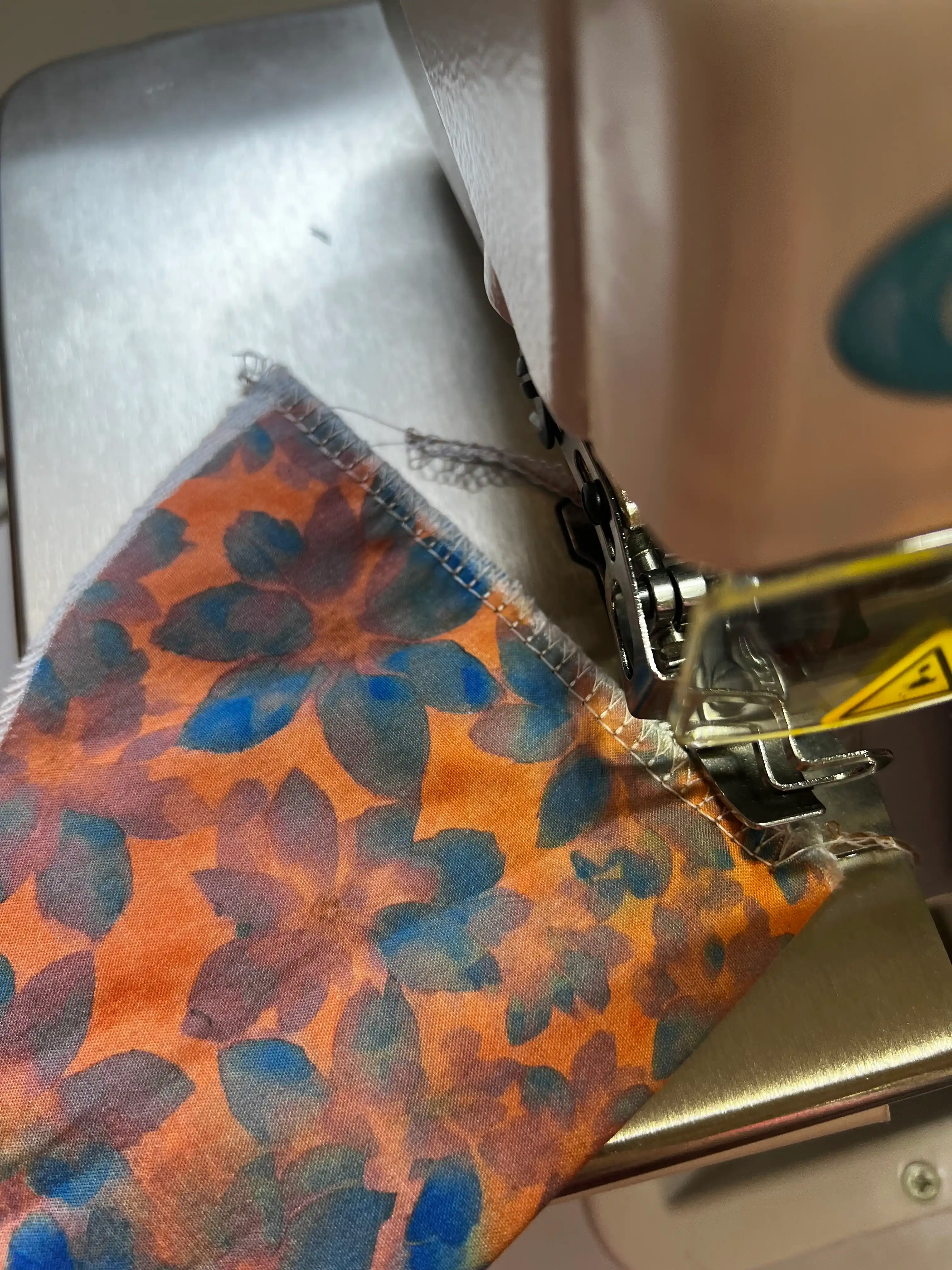 Tikuv mashinasi ENZU D-952, overlock, avtomatik moylash, ko‘p qatlamli matolar uchun