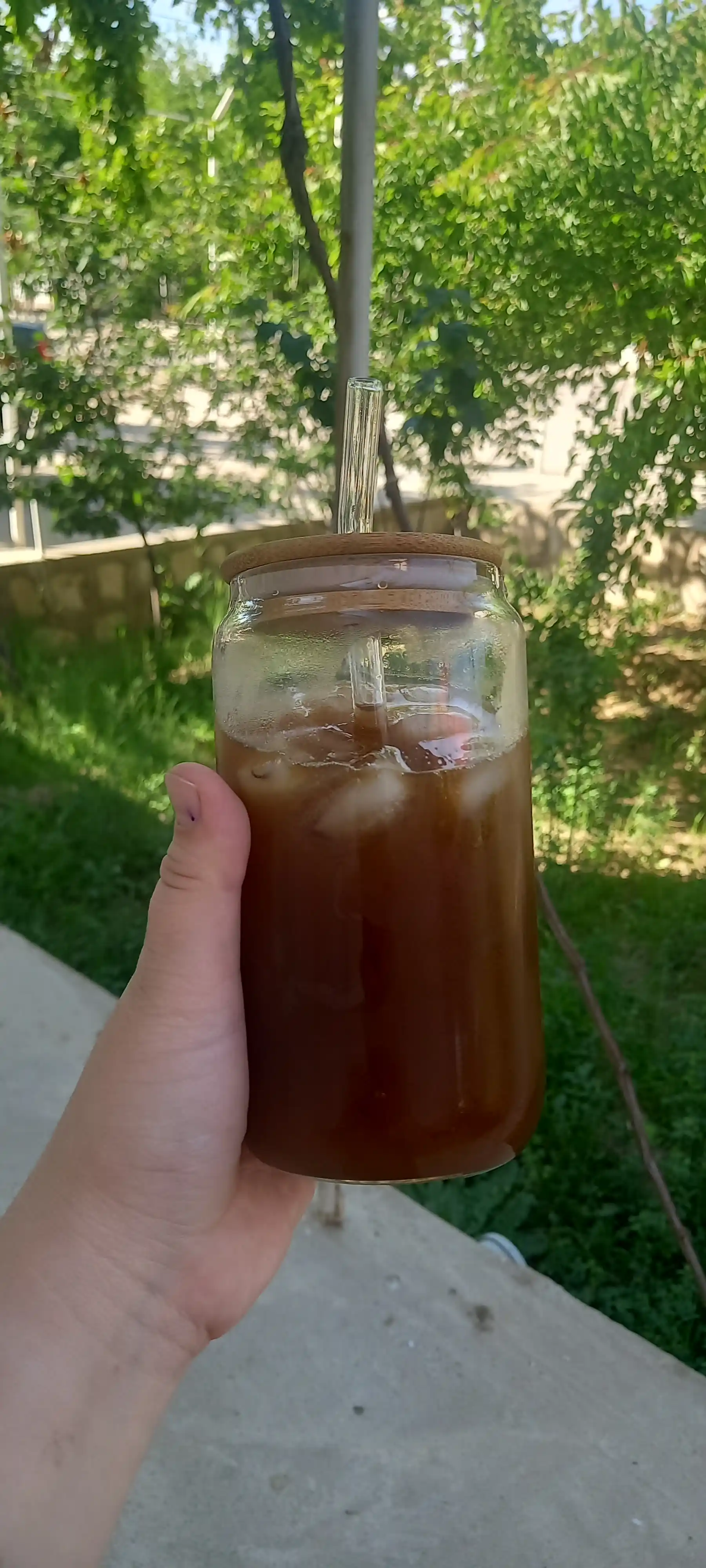 Стеклянный стакан с герметичной крышкой и трубочкой