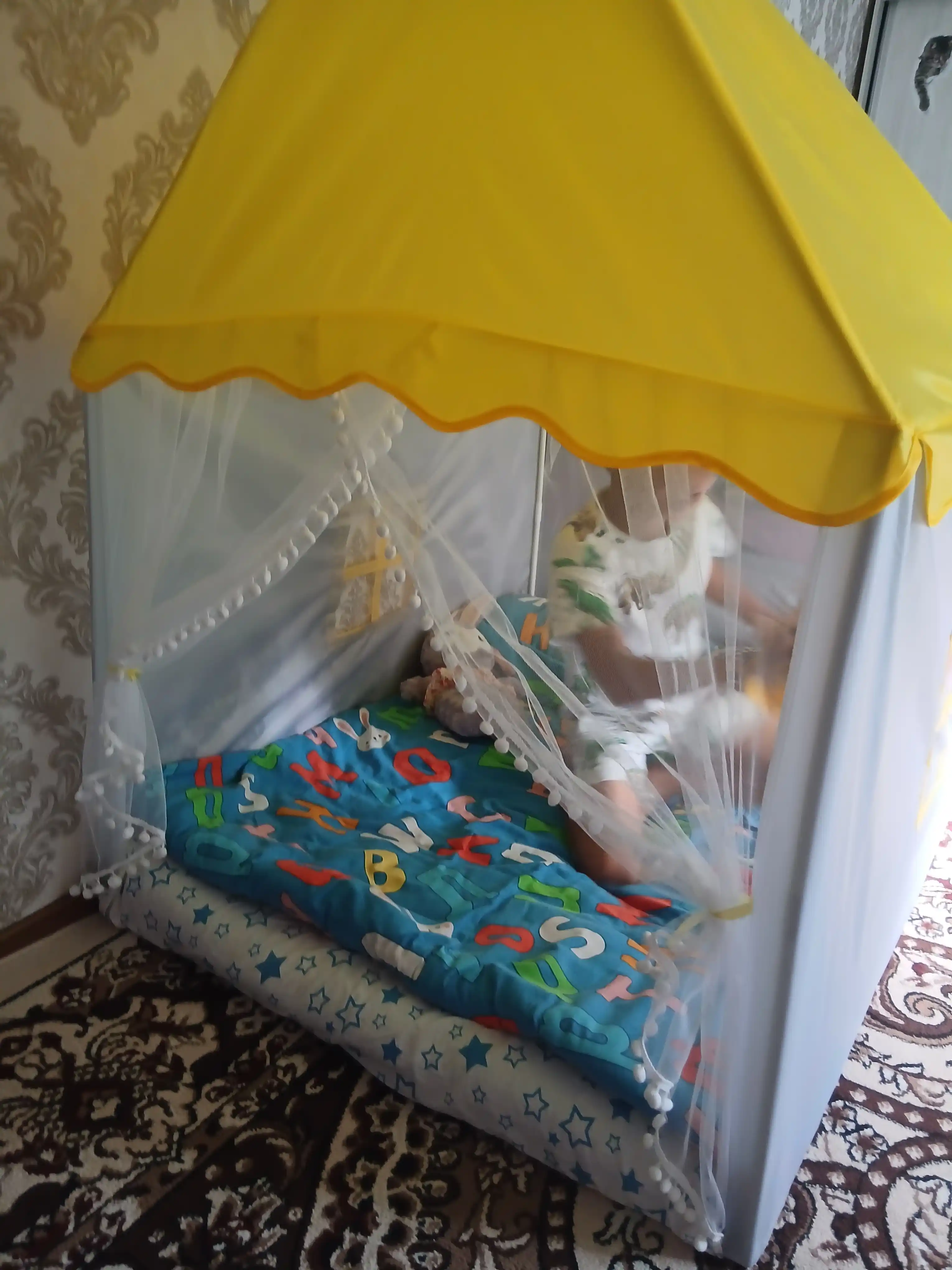 Bolalar o'yin chodiri, bolalar va o'yinchoq uyi, ichki va tashqi makon