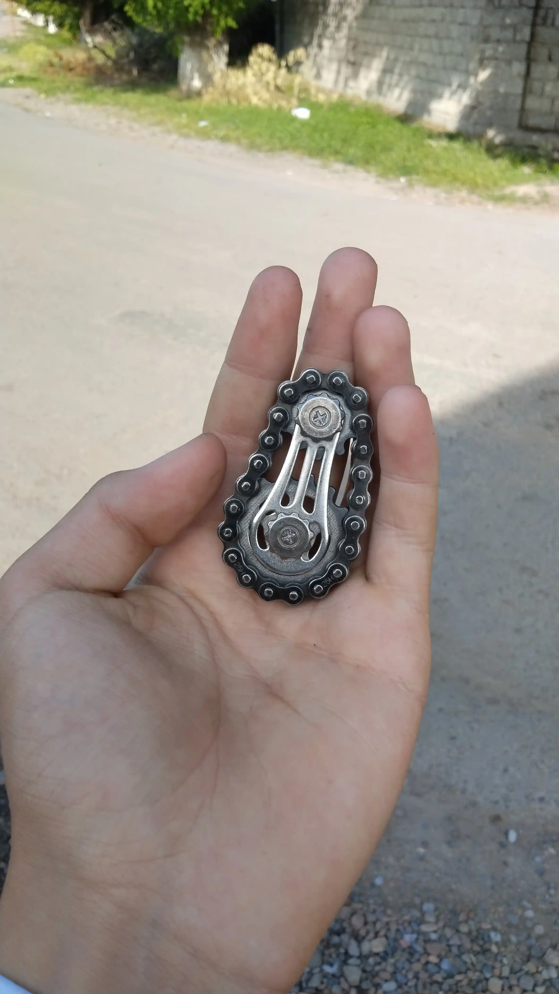 Metall antistress spinner zanjirli va tishli, qo‘l uchun dumaloq fidjet spinner