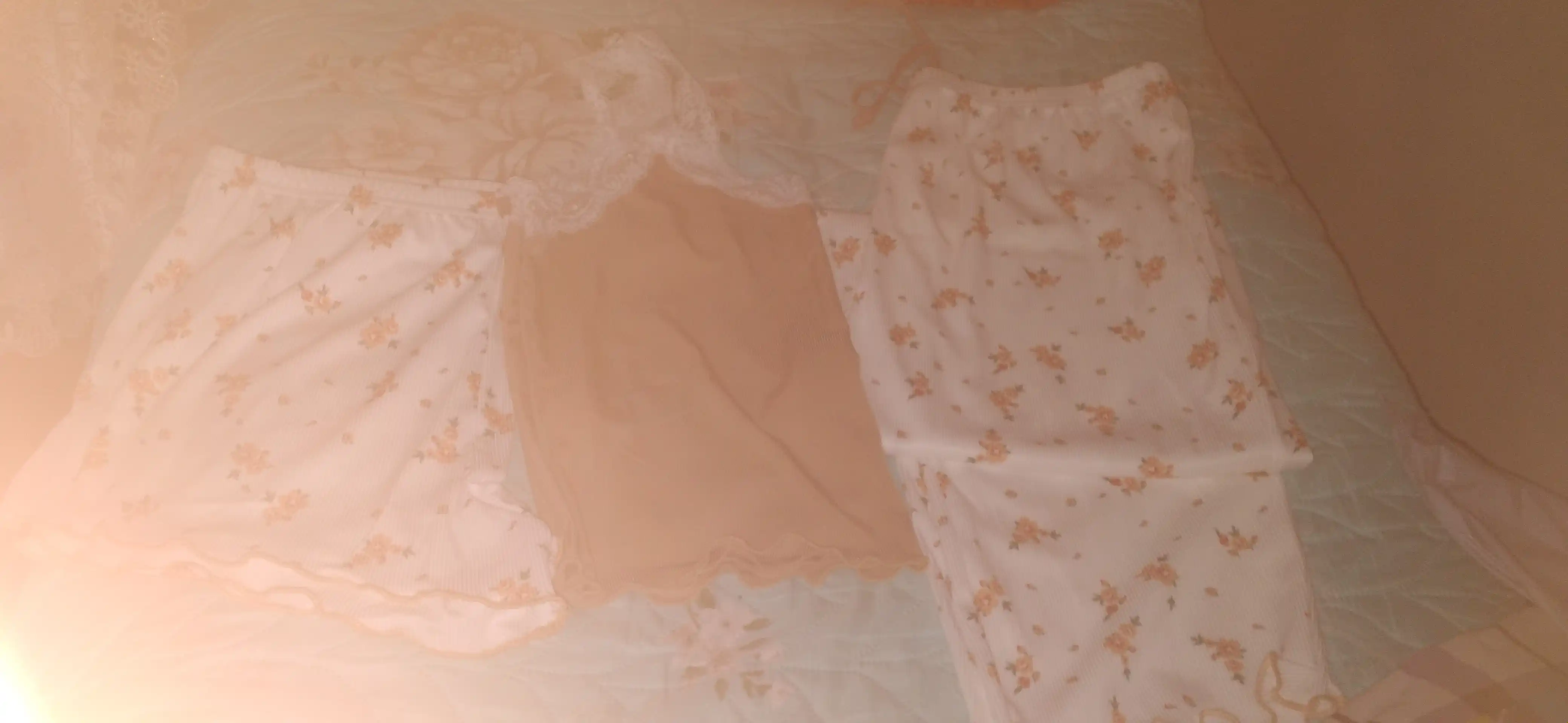 Pijama ayollar uchun 3x1, ayollar uy kiyimi to‘plami, gulli troyka – top, shim va shortik