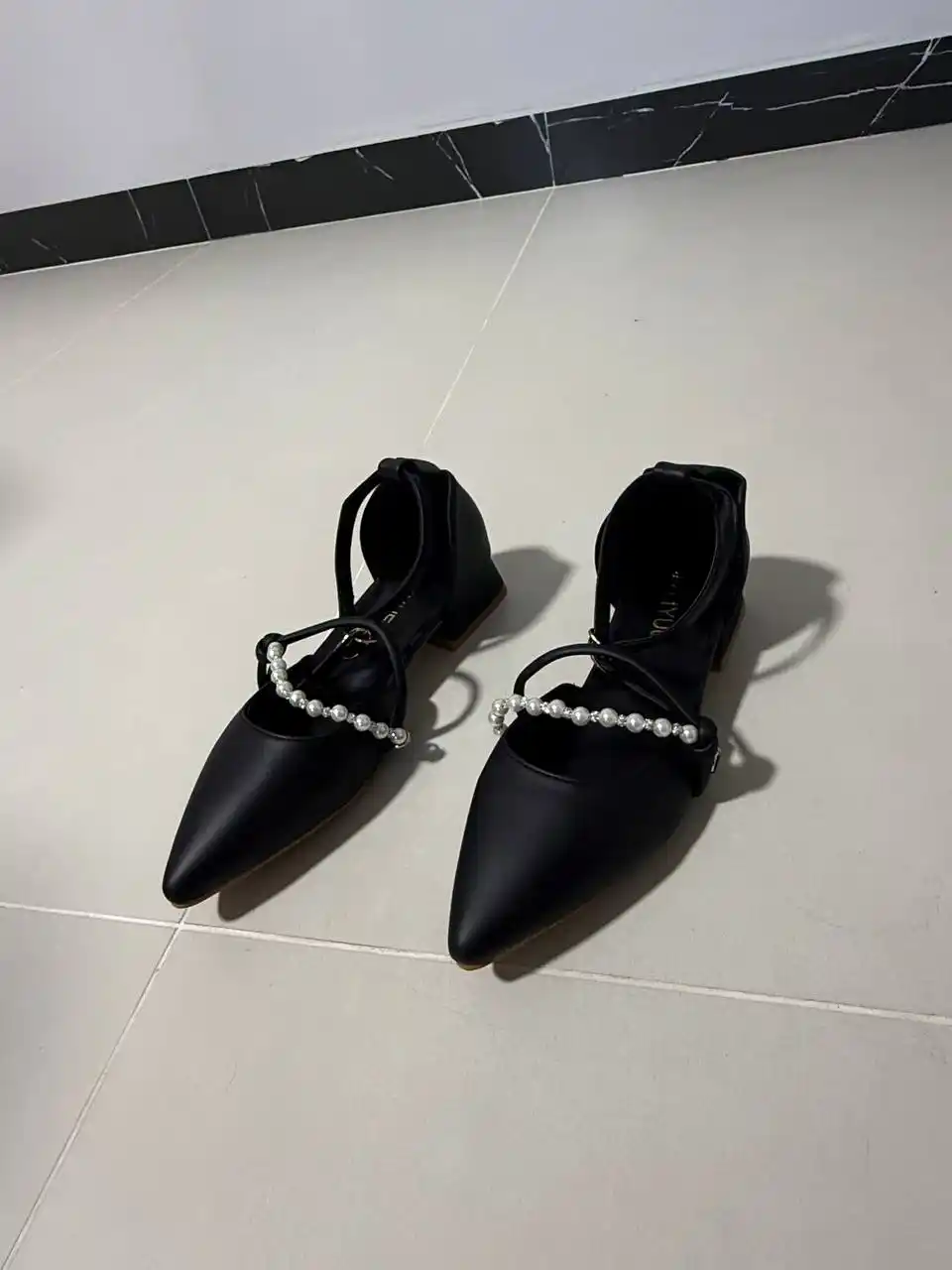 Женские туфли с острым носом, с жемчугом, на низком каблуке, модель slingback