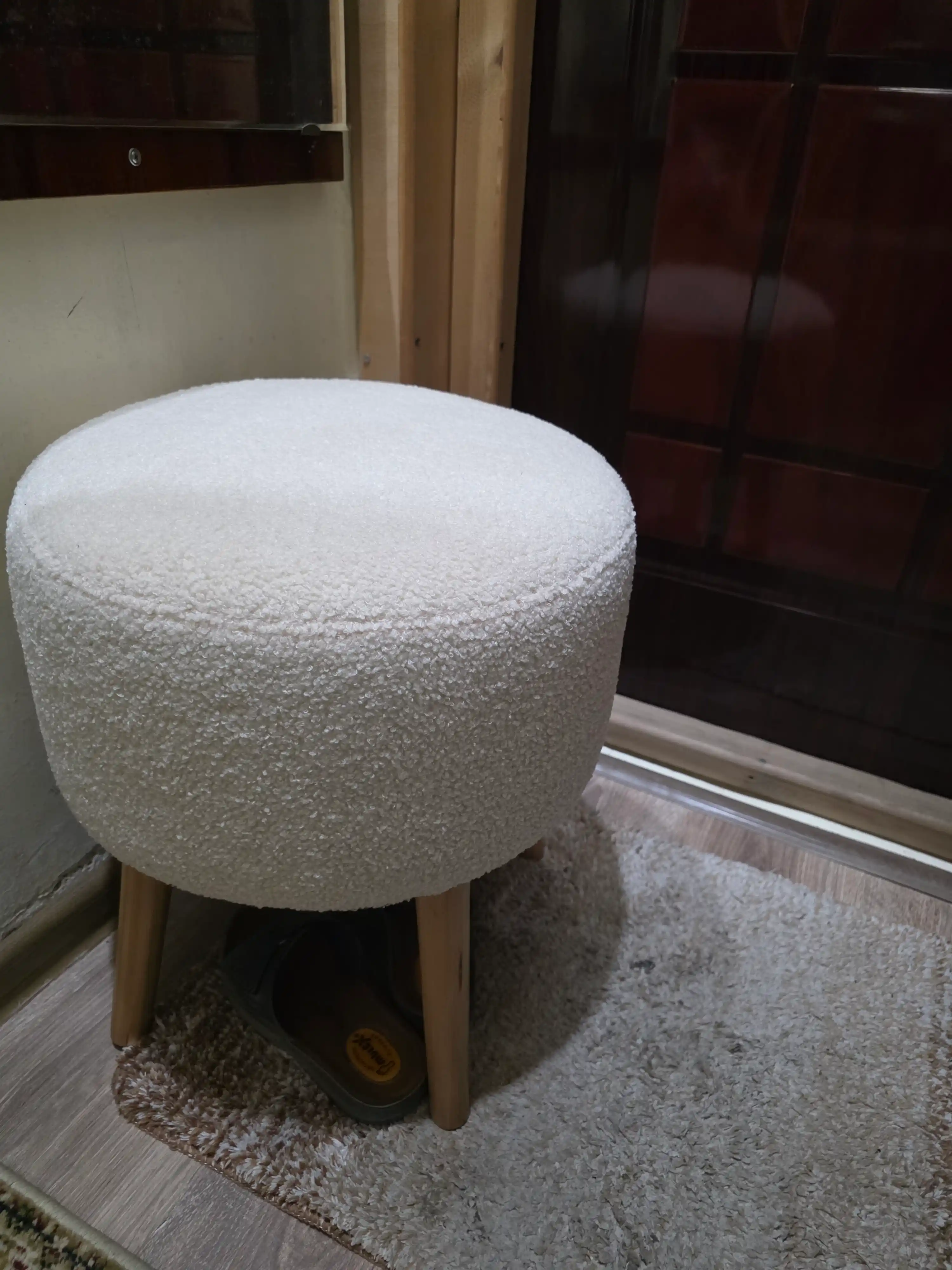 AIKO Hygge pufik, yog‘och oyoqli, bukle matoli, puf dahliz va pardoz stoli uchun