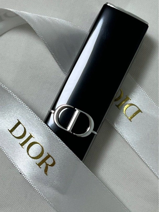 Стойкая помада Dior Rouge Dior 999 Midnight – насыщенный цвет и стойкость на весь день