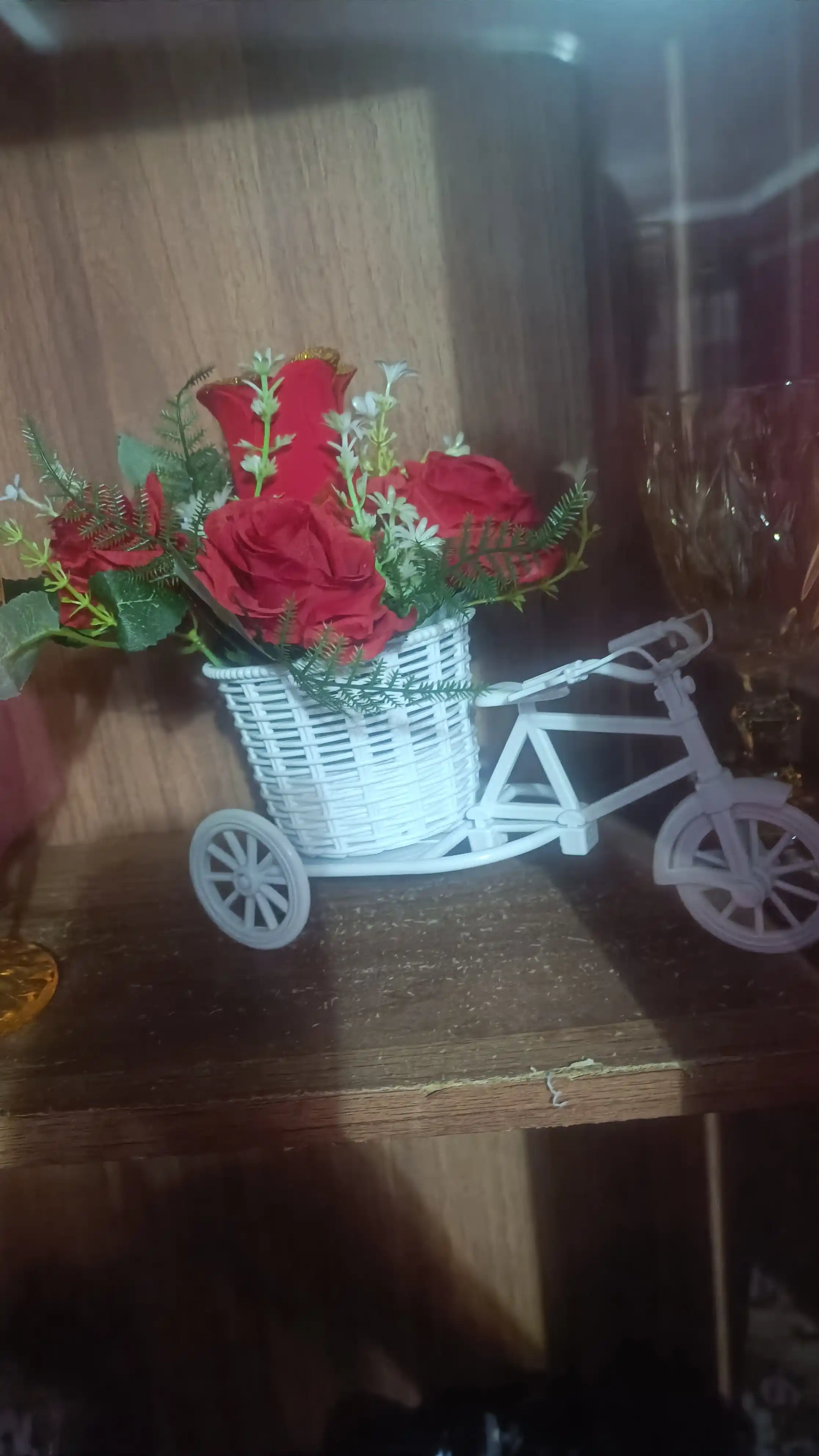 Velosipedli tuvakdagi sun’iy gul – interyer, xona va uy uchun chiroyli dekor