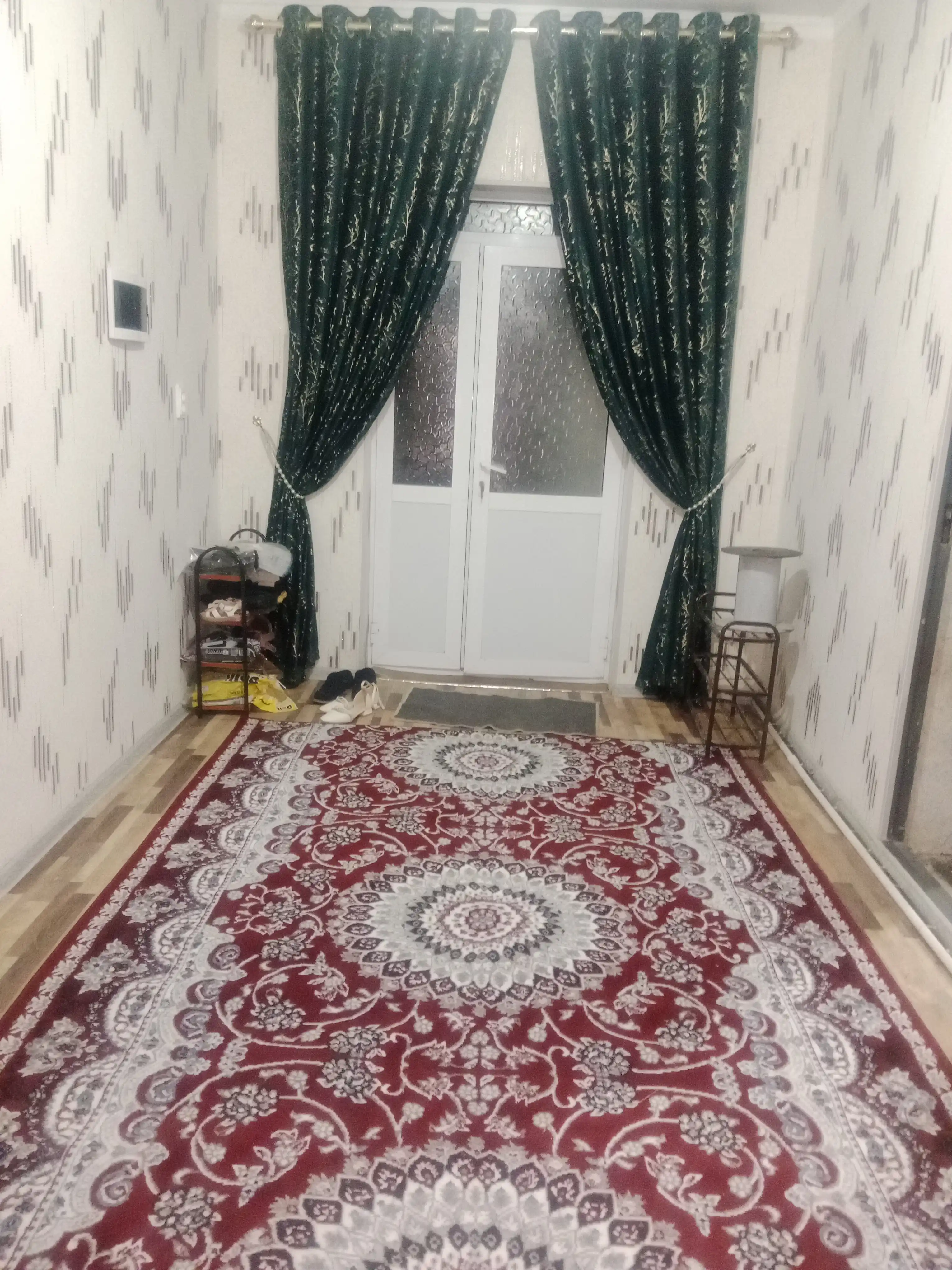Ushbu gilam 100% Polipropilen dan chidamli va barqaror xizmat qiladigan qilib to'qilgan