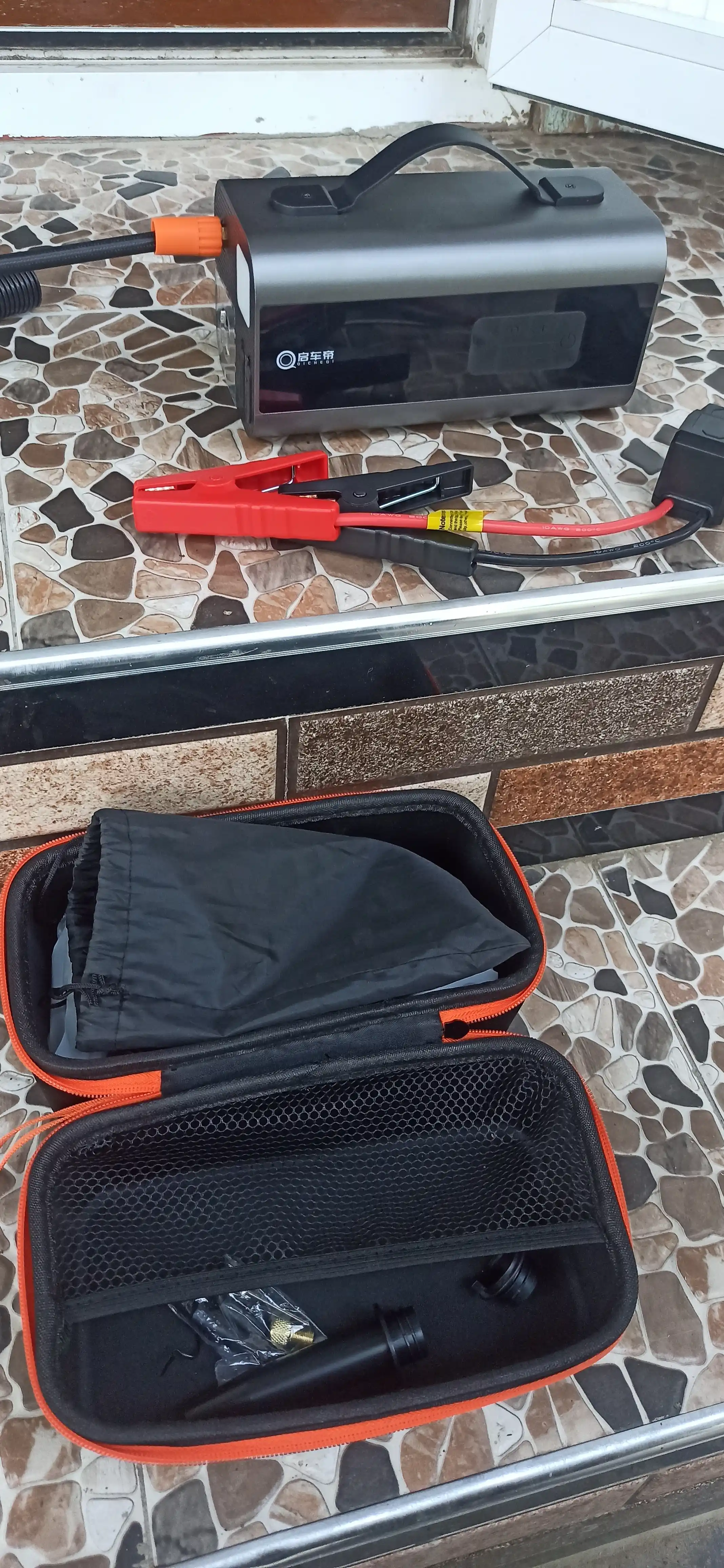 Автомобильное пусковое устройство: стартер, компрессор, фонарь насос Power Bank