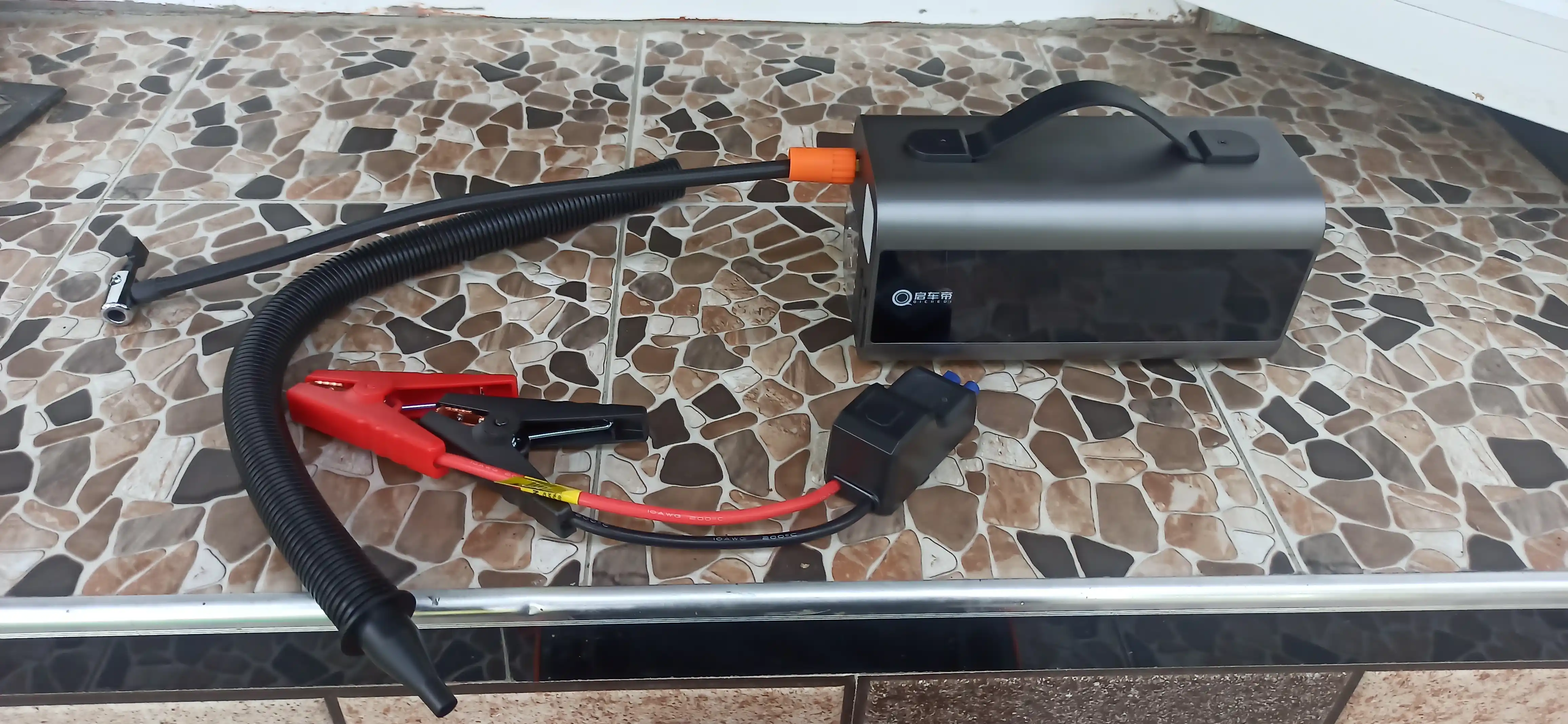 Автомобильное пусковое устройство: стартер, компрессор, фонарь насос Power Bank