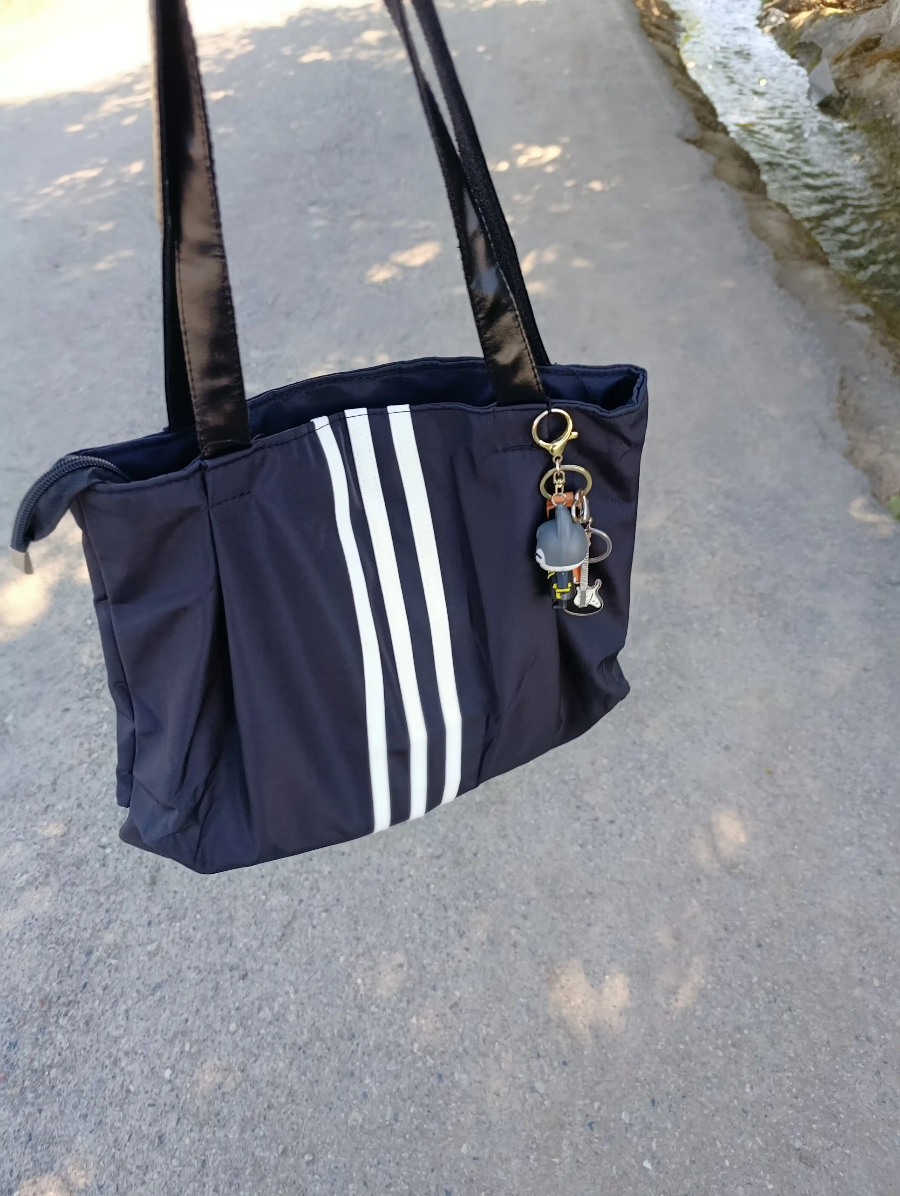 Katta ayollar uchun qora shopper sumka, yelkaga osib taqiladigan, ish va o‘qish uchun, A4