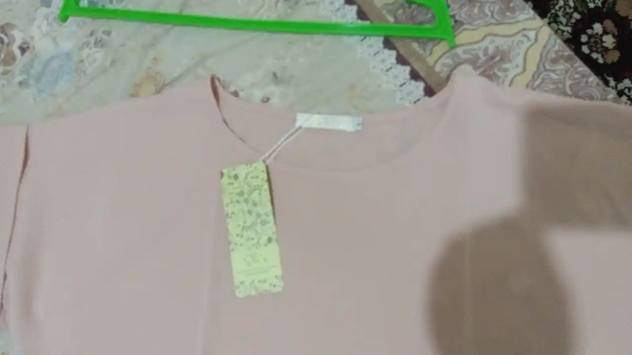 Qisqa yengli ayollar bluzkasi, bir xil rangli, ofis uchun