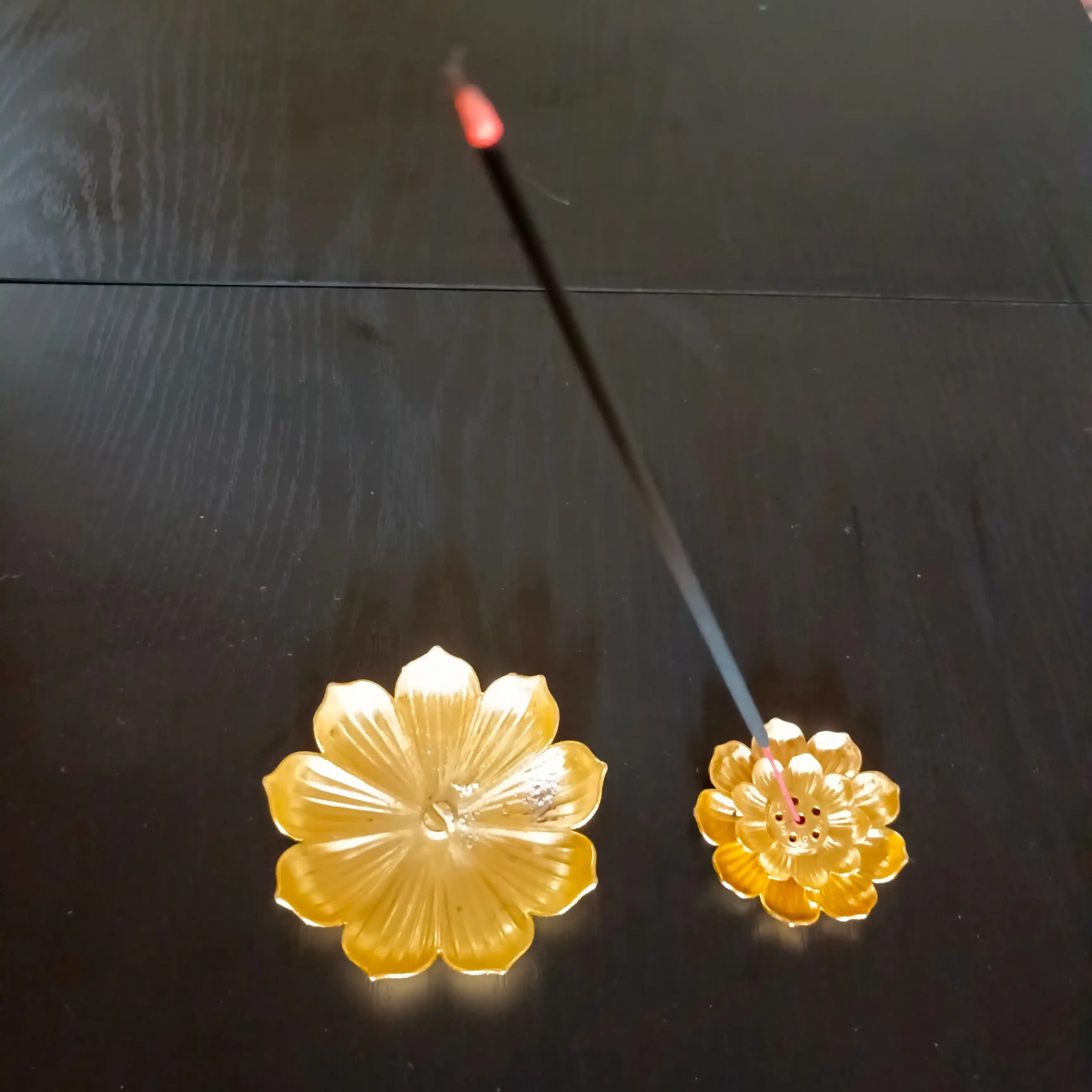 Metall tutatqi uchun ushlagichi Lotus