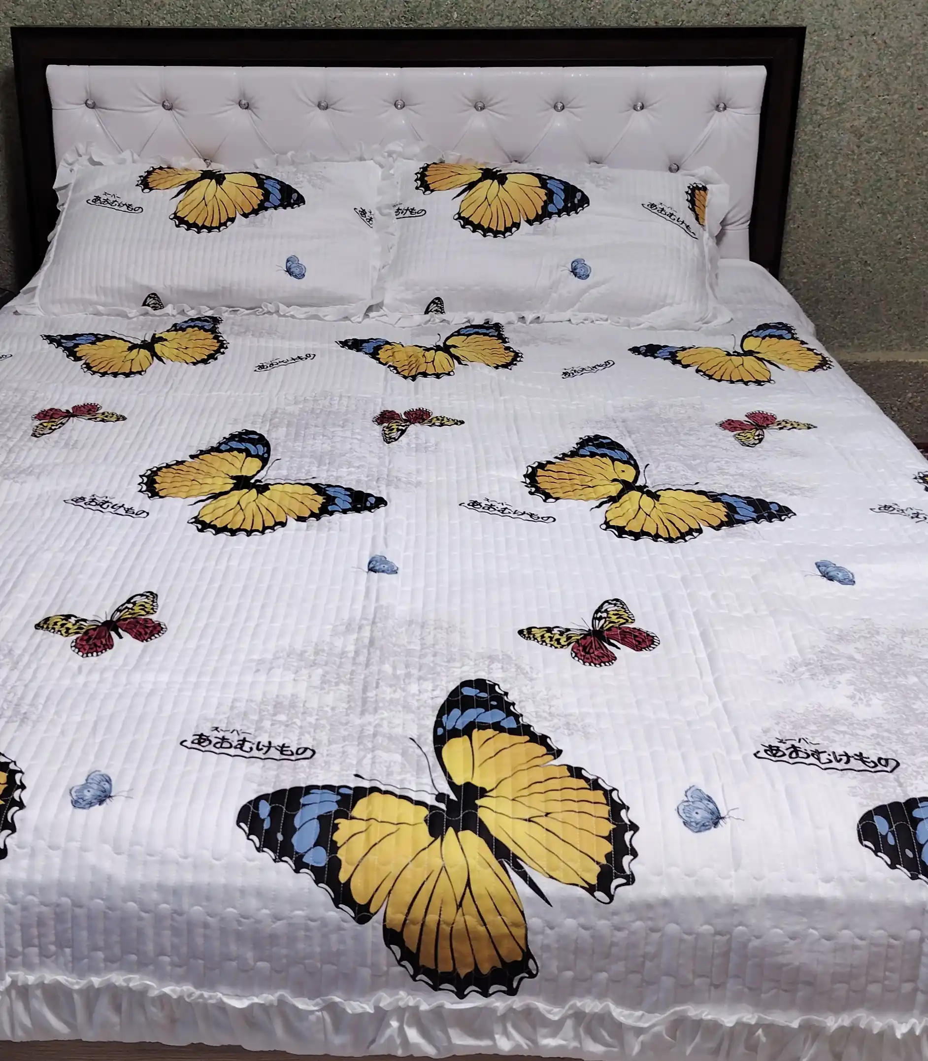 230 × 210 sm o‘lchamli, yostiq jildli, yengil va qulay yozgi adyol